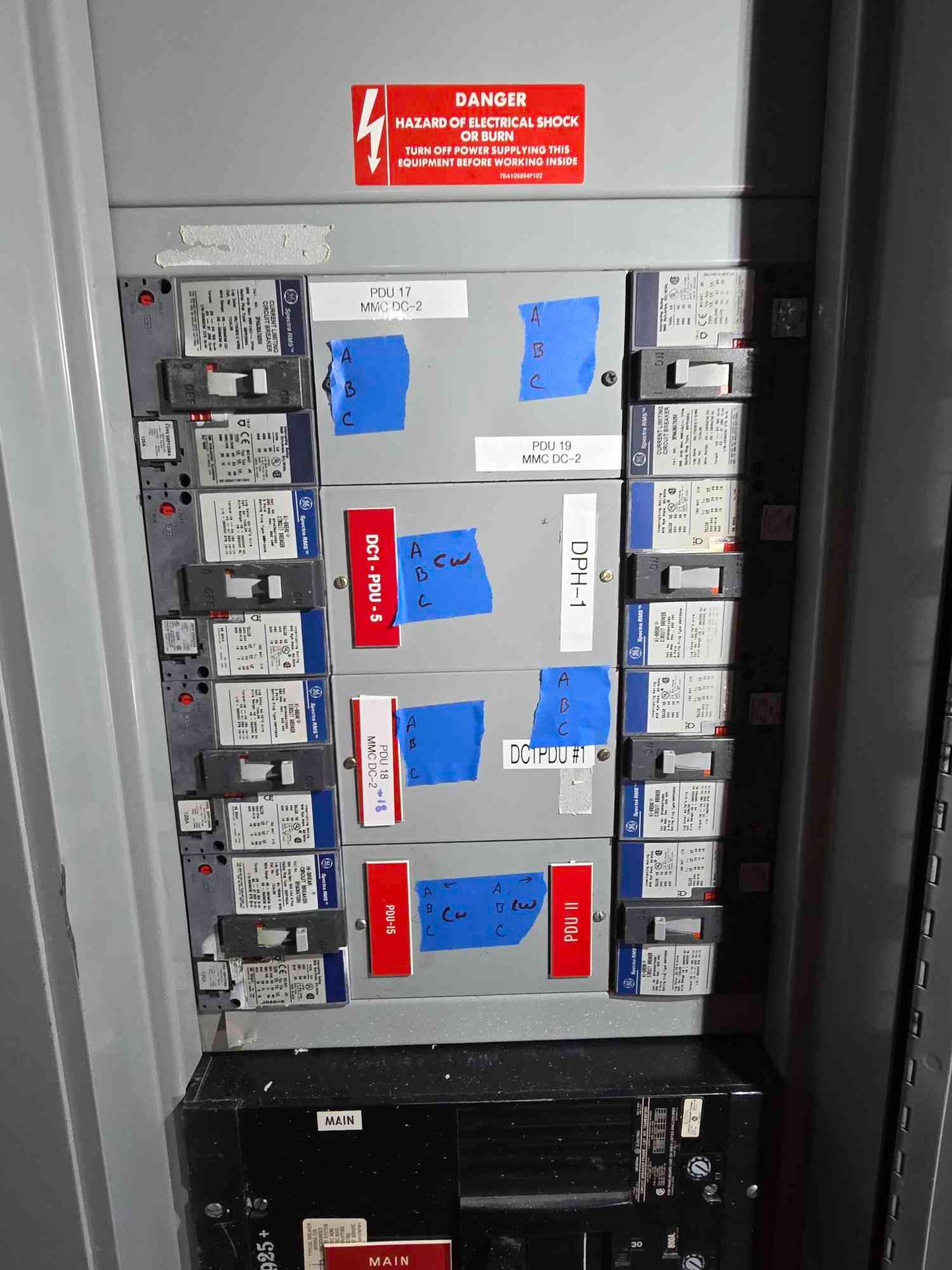 800A GE Panelboard 480V 3PH 8 Breakers & Main