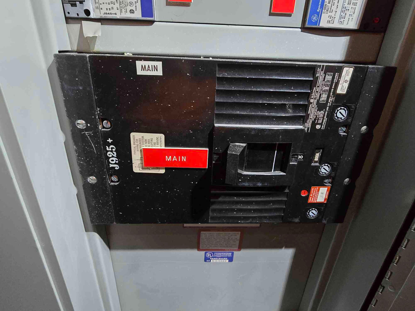 800A GE Panelboard 480V 3PH 8 Breakers & Main