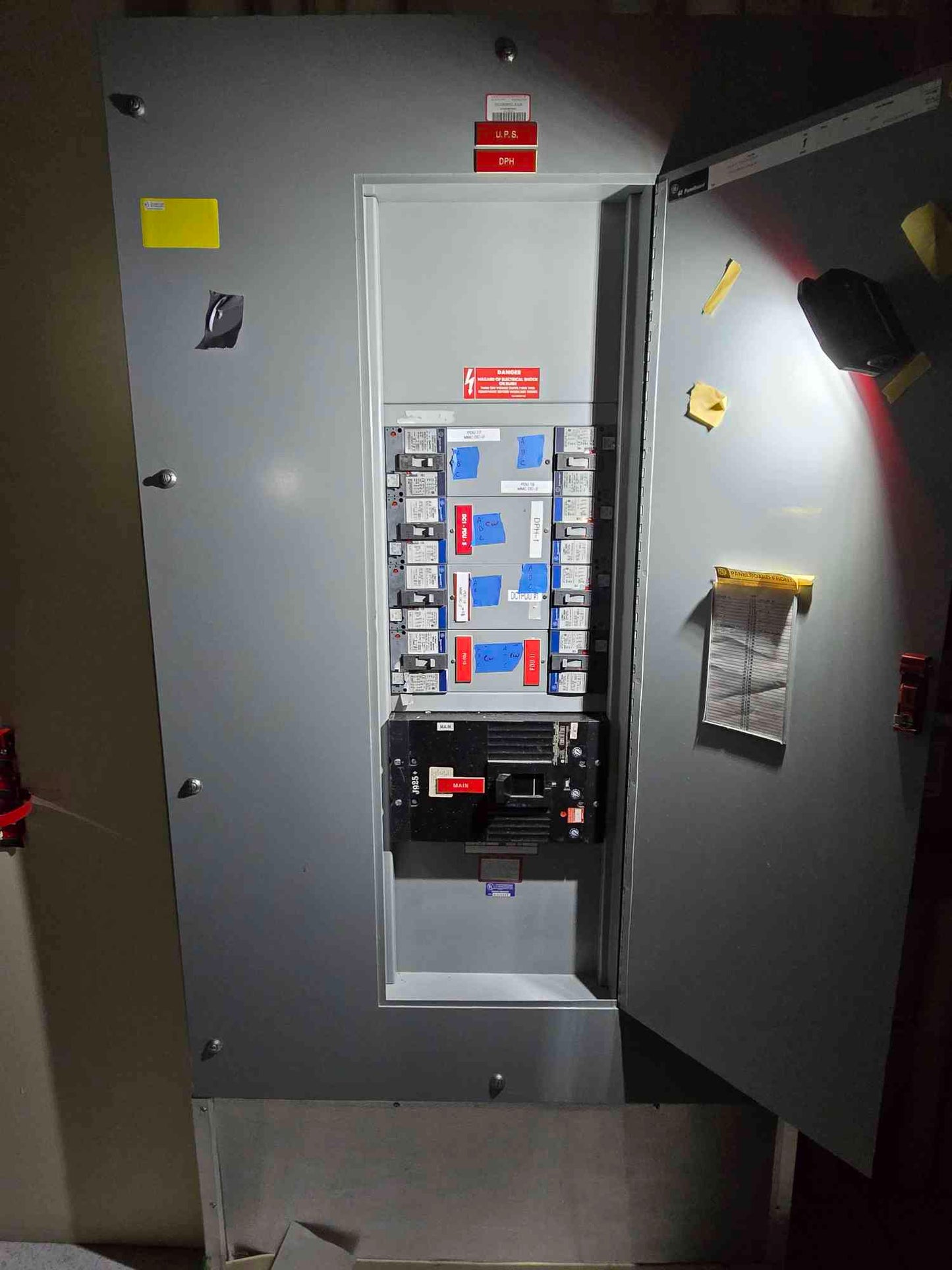 800A GE Panelboard 480V 3PH 8 Breakers & Main