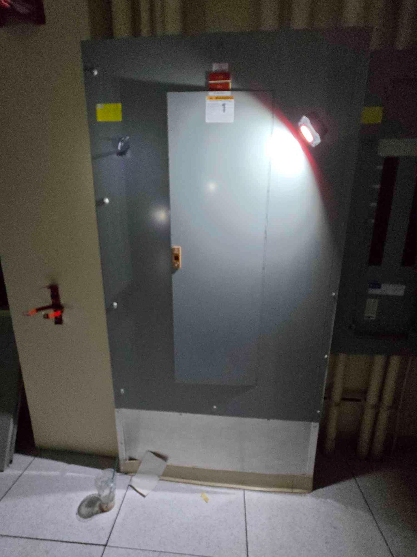 800A GE Panelboard 480V 3PH 8 Breakers & Main