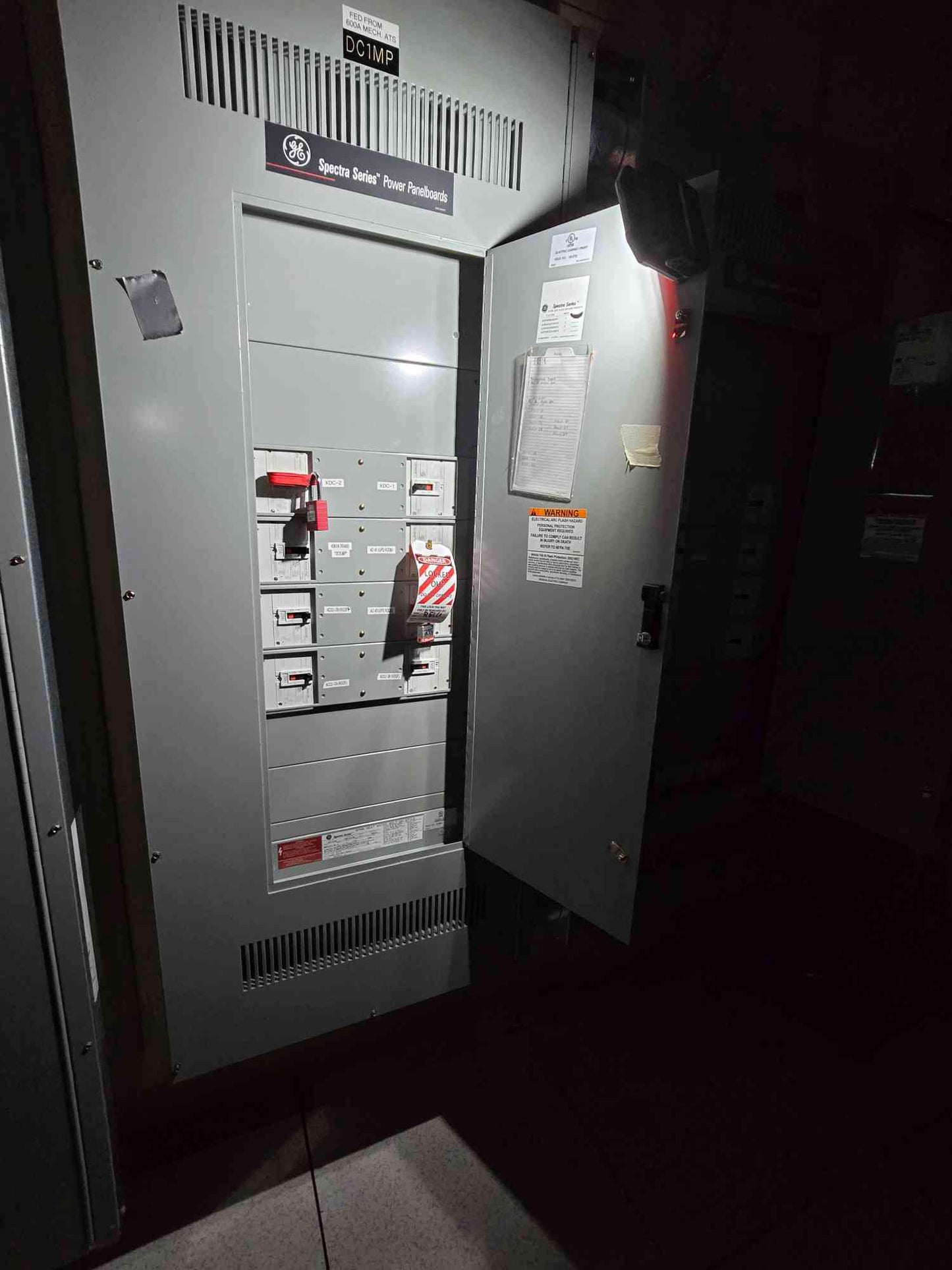 600A GE Spectra Series Panelboard 480/277V 3PH 8 Distribution Breakers Record Plus