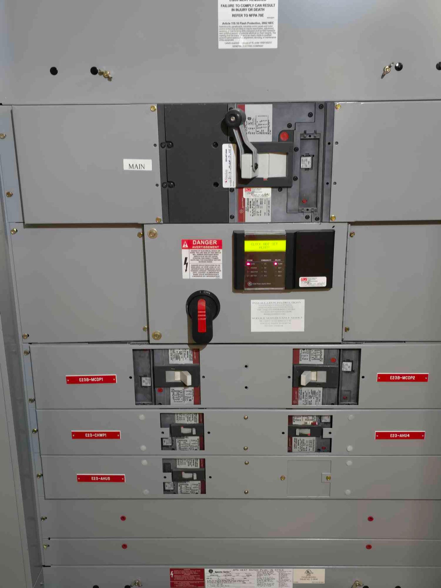 GE Spectra Series 800A Panelboard 480V w/ Main 5 Dist Breakers & Meter - Cell 3
