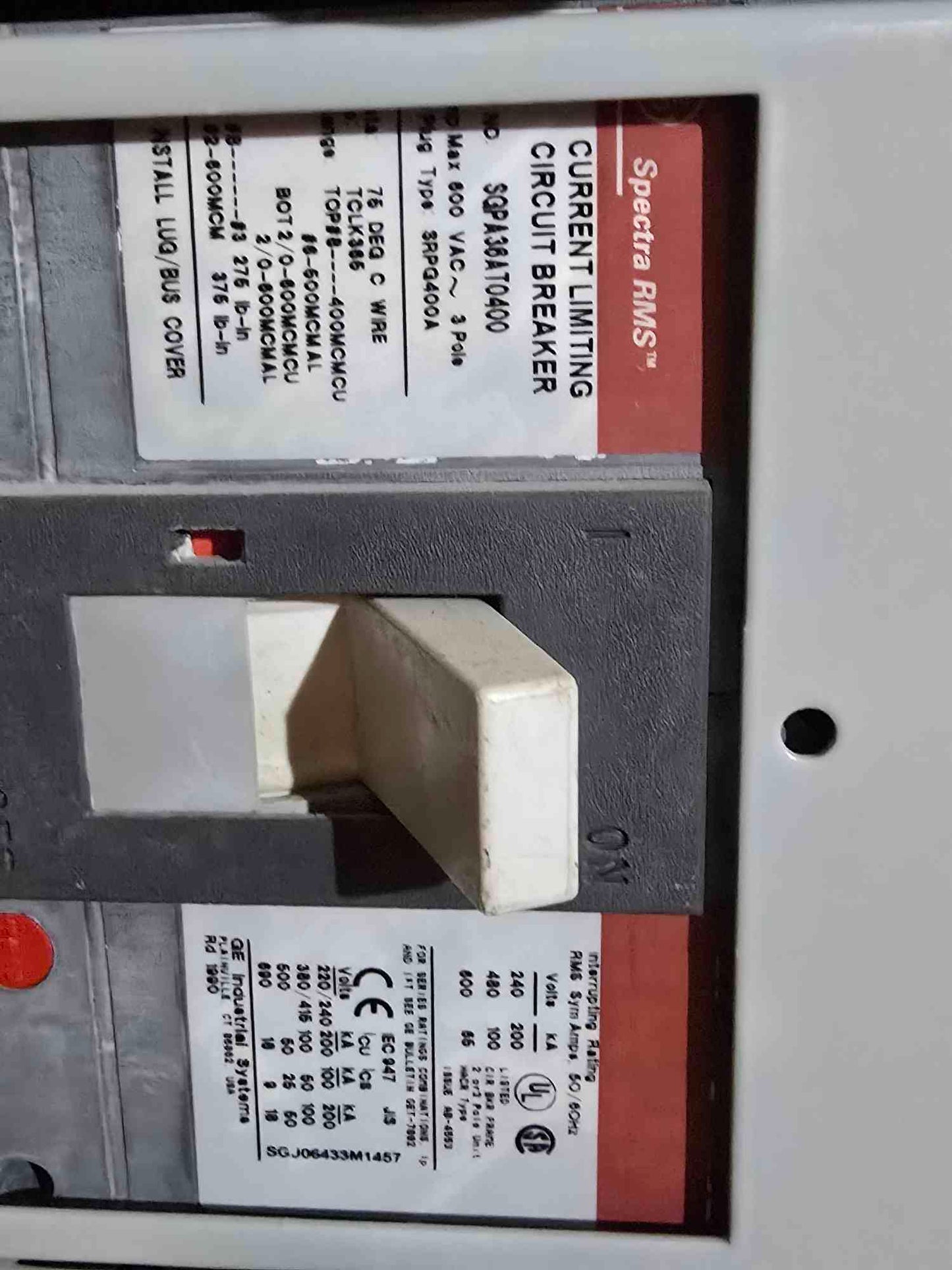 GE Spectra Series 800A Panelboard 480V w/ Main 5 Dist Breakers & Meter - Cell 3