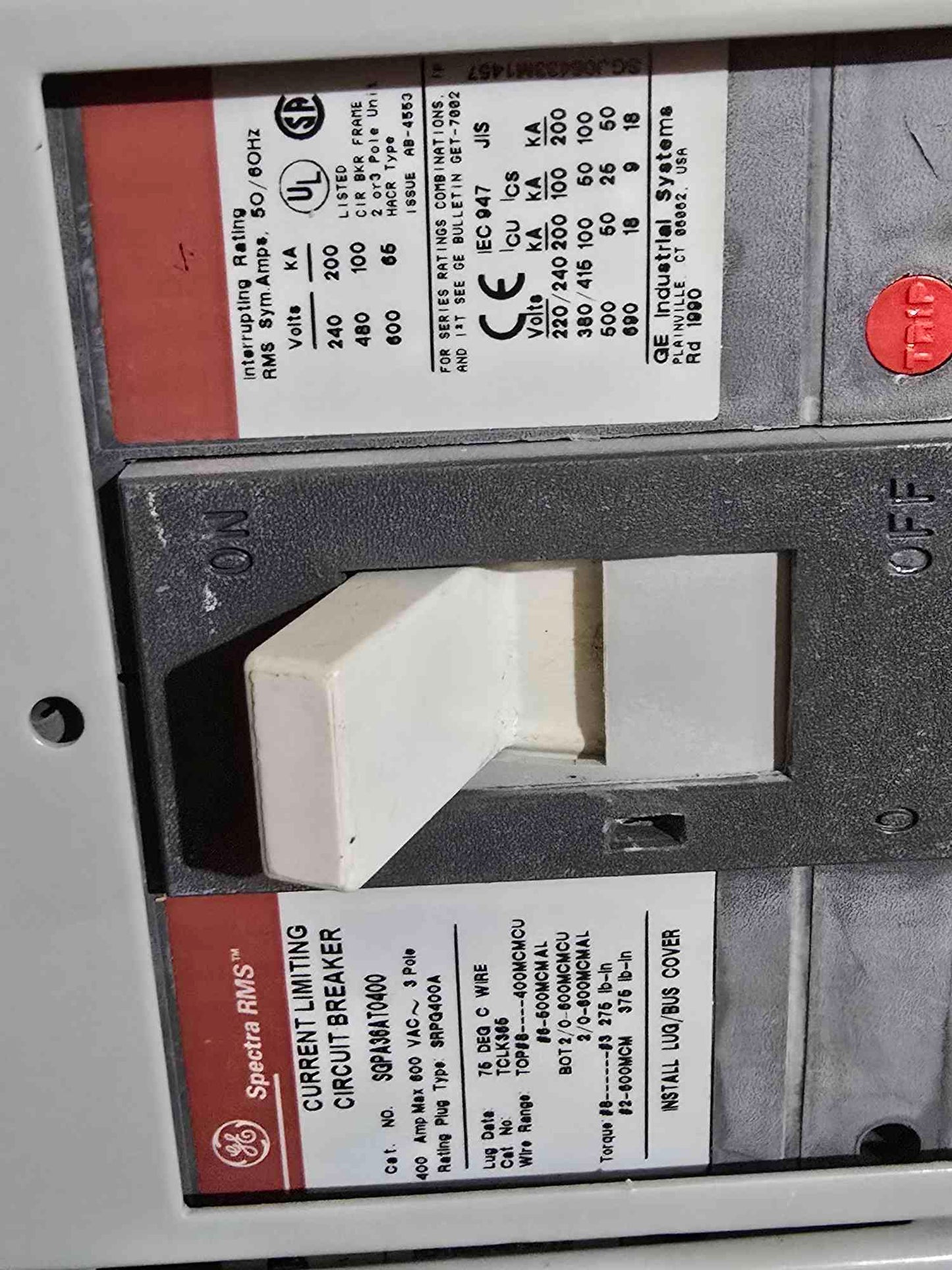 GE Spectra Series 800A Panelboard 480V w/ Main 5 Dist Breakers & Meter - Cell 3