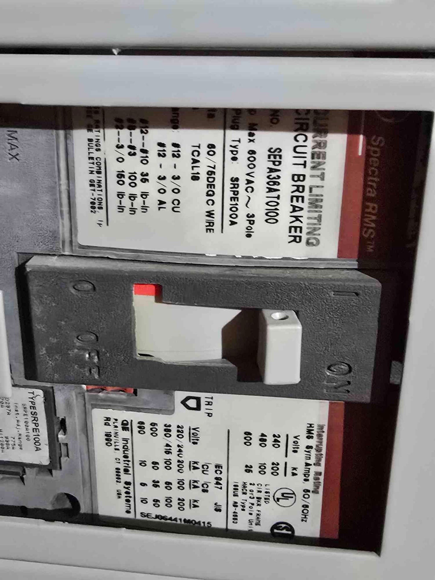 GE Spectra Series 800A Panelboard 480V w/ Main 5 Dist Breakers & Meter - Cell 3