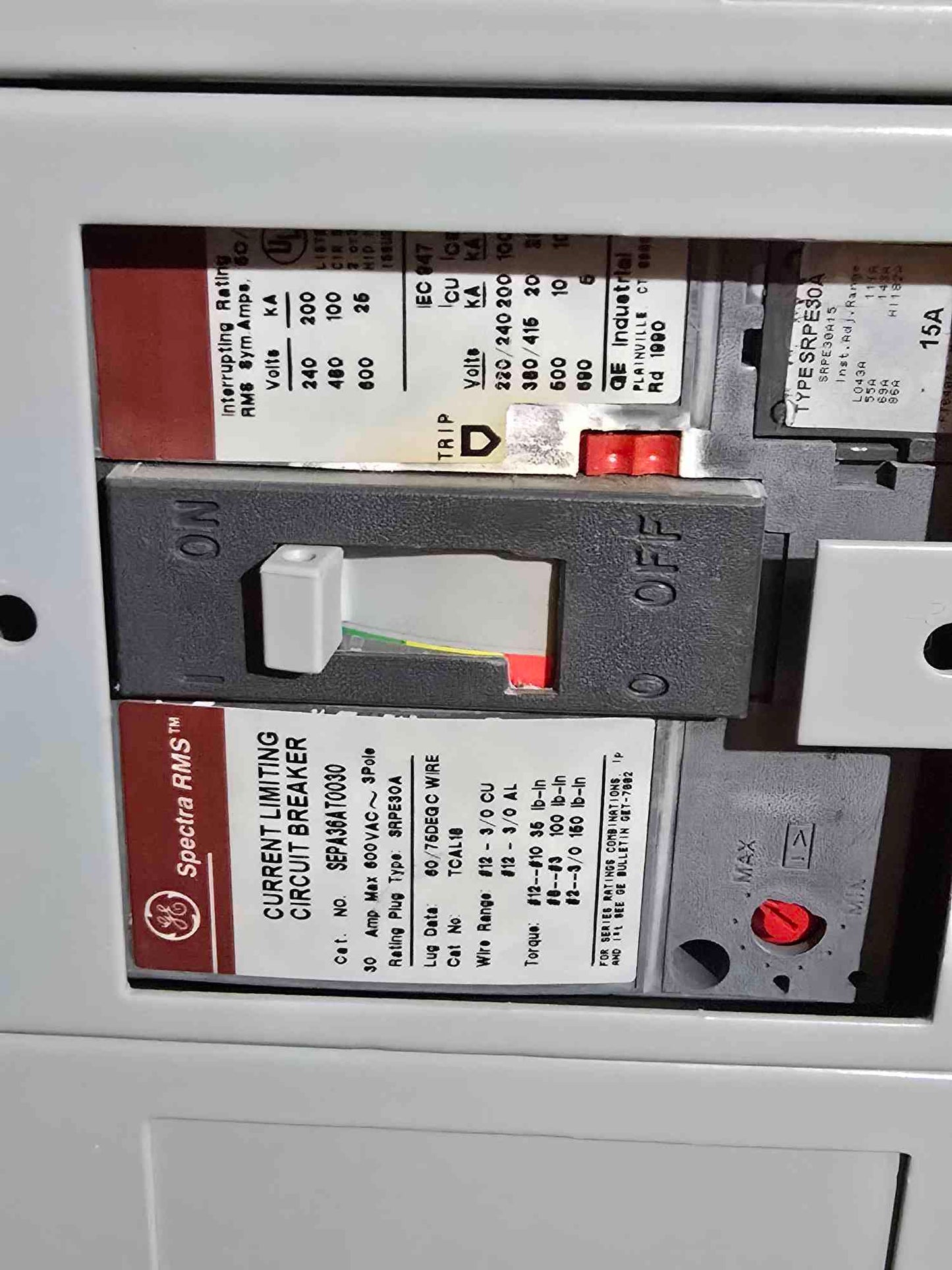GE Spectra Series 800A Panelboard 480V w/ Main 5 Dist Breakers & Meter - Cell 3