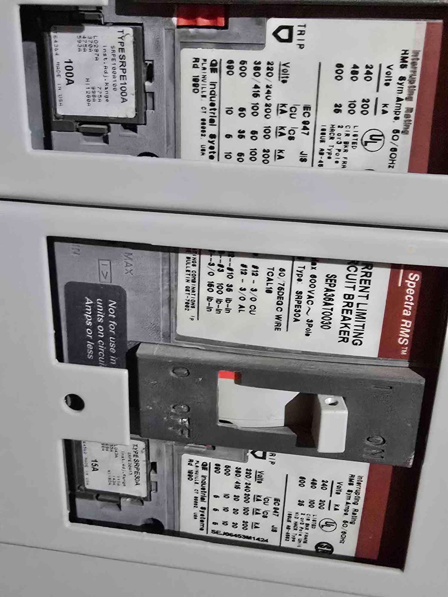 GE Spectra Series 800A Panelboard 480V w/ Main 5 Dist Breakers & Meter - Cell 3