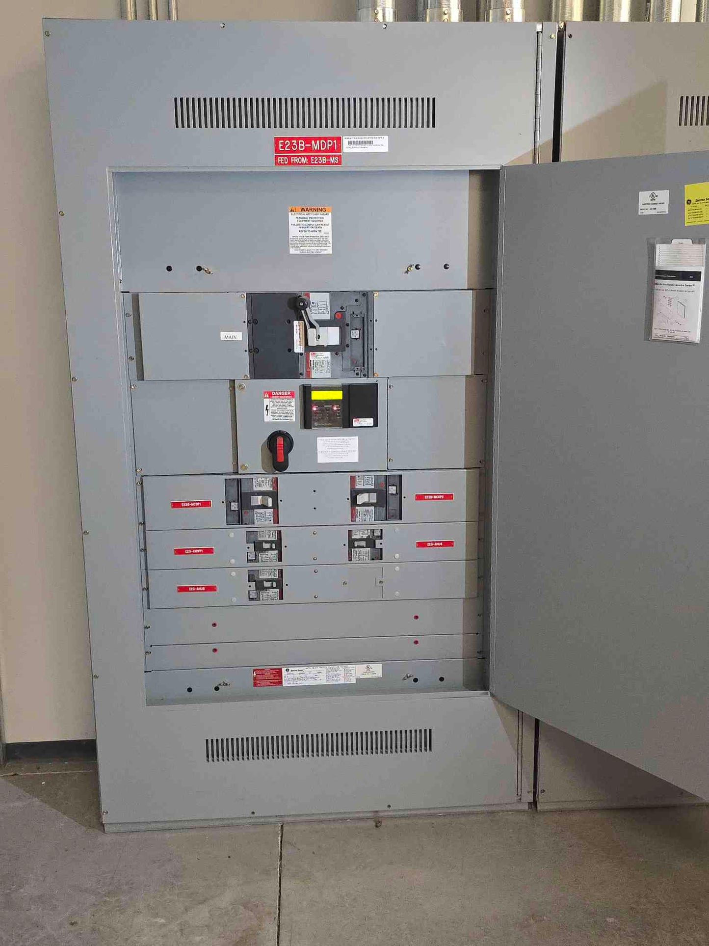 GE Spectra Series 800A Panelboard 480V w/ Main 5 Dist Breakers & Meter - Cell 3