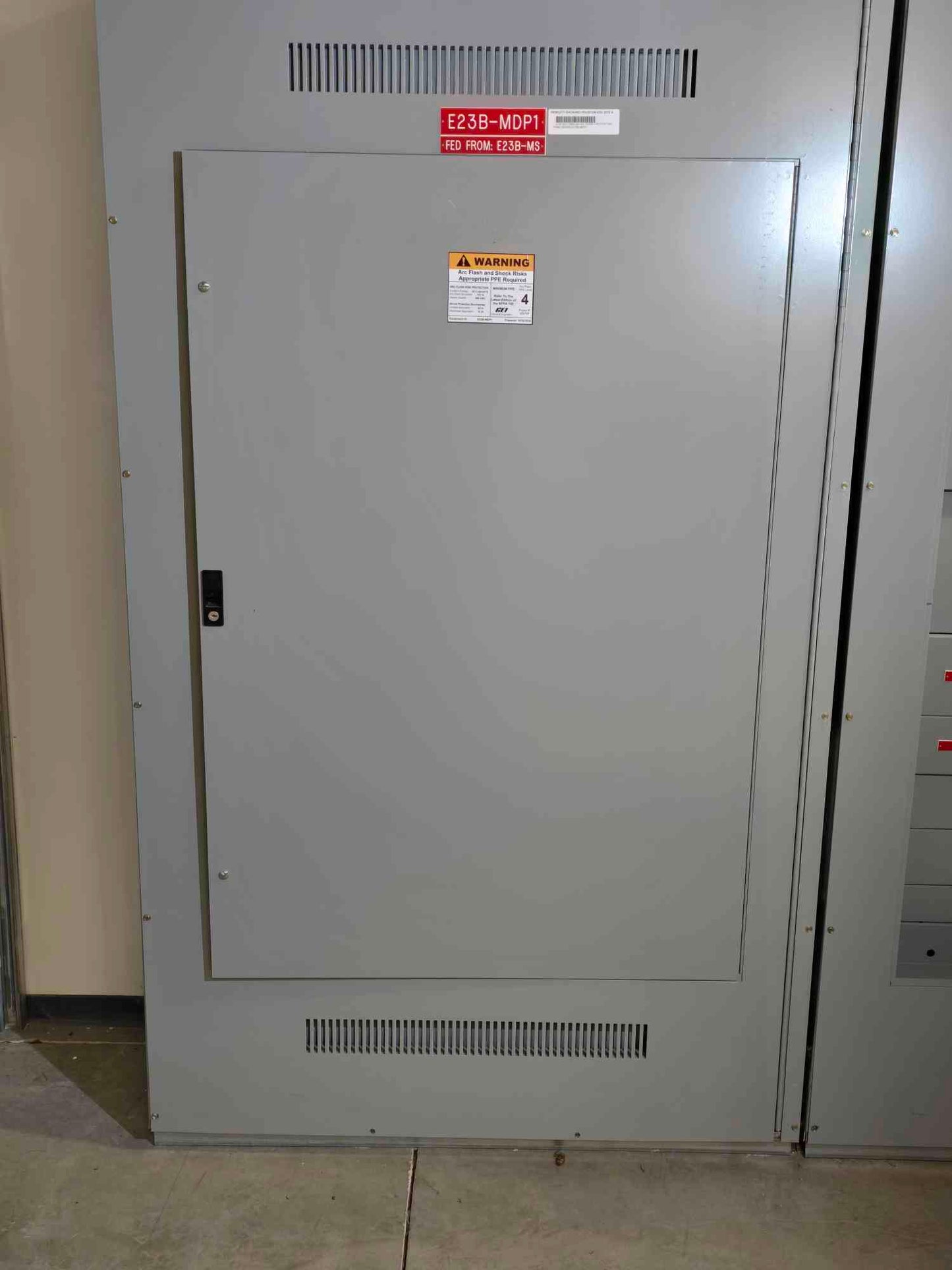 GE Spectra Series 800A Panelboard 480V w/ Main 5 Dist Breakers & Meter - Cell 3