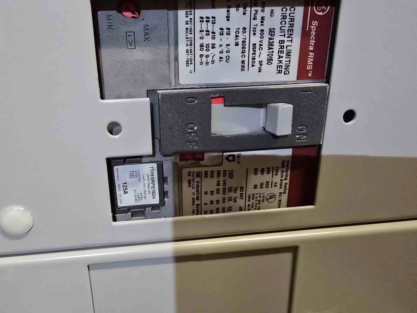 GE Spectra Series 800A 480V 3PH 3W Panelboard 3 Breakers Meter & Main - Cell 3