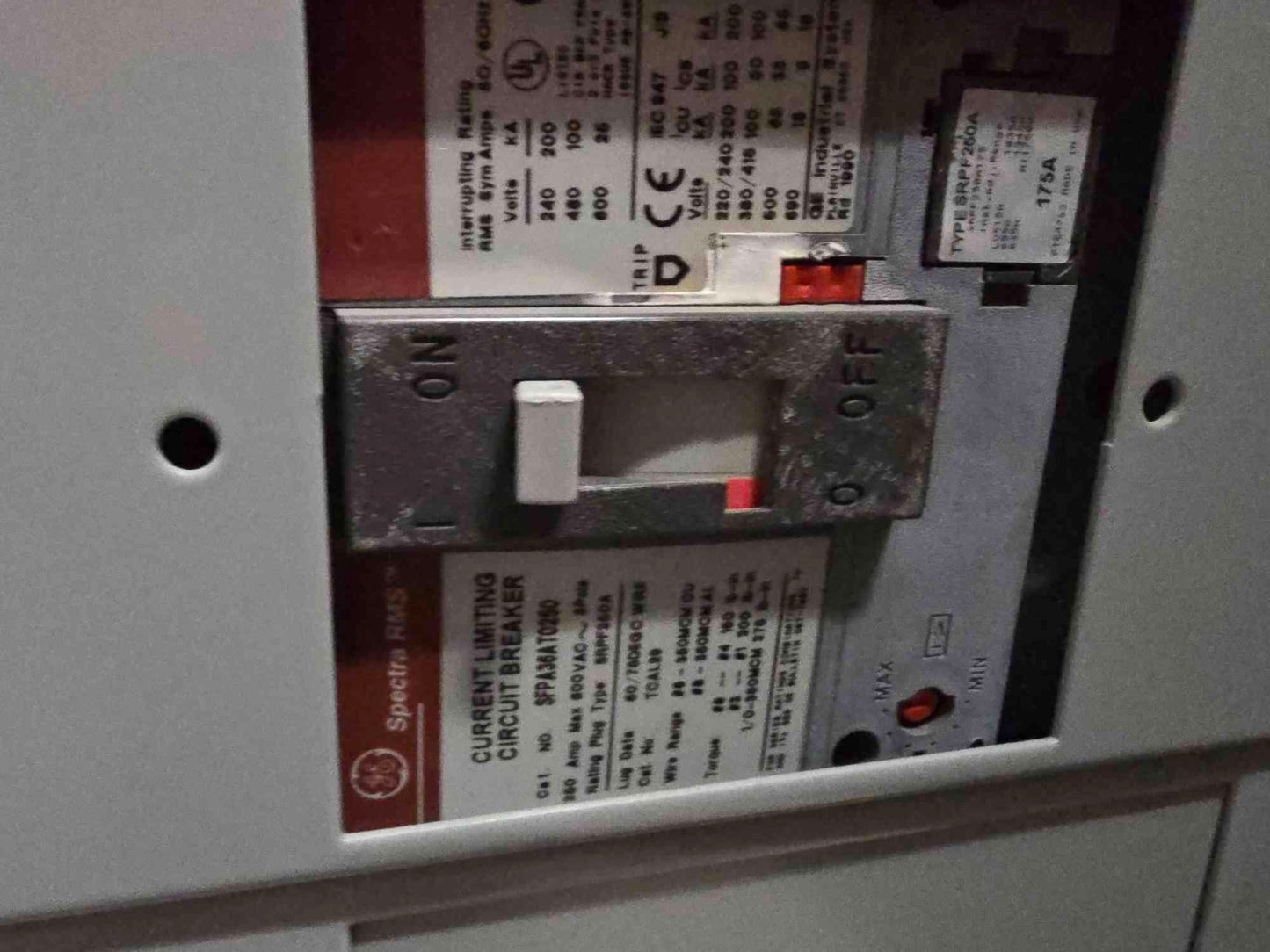 GE Spectra Series 800A 480V 3PH 3W Panelboard 3 Breakers Meter & Main - Cell 3