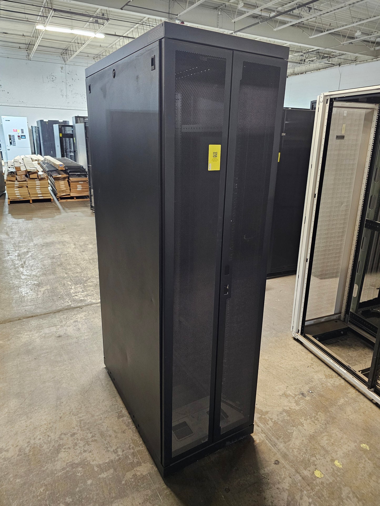 APC AR2100BLK Fully Enclosed Server Rack(S6LLST3503)