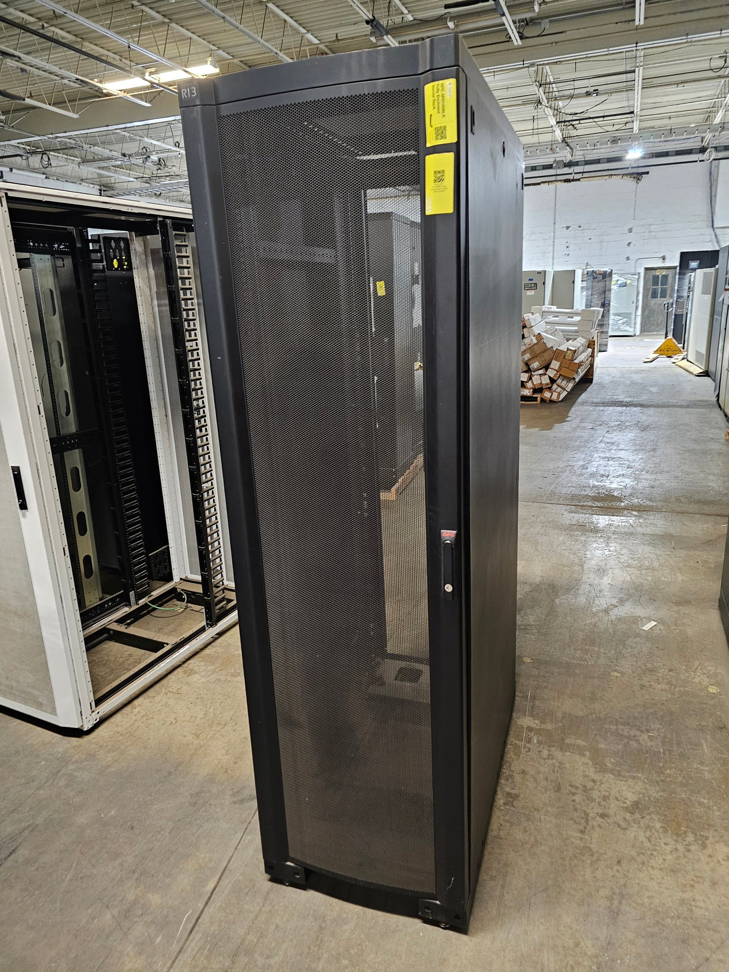 APC AR2100BLK Fully Enclosed Server Rack(S6LLST3503)