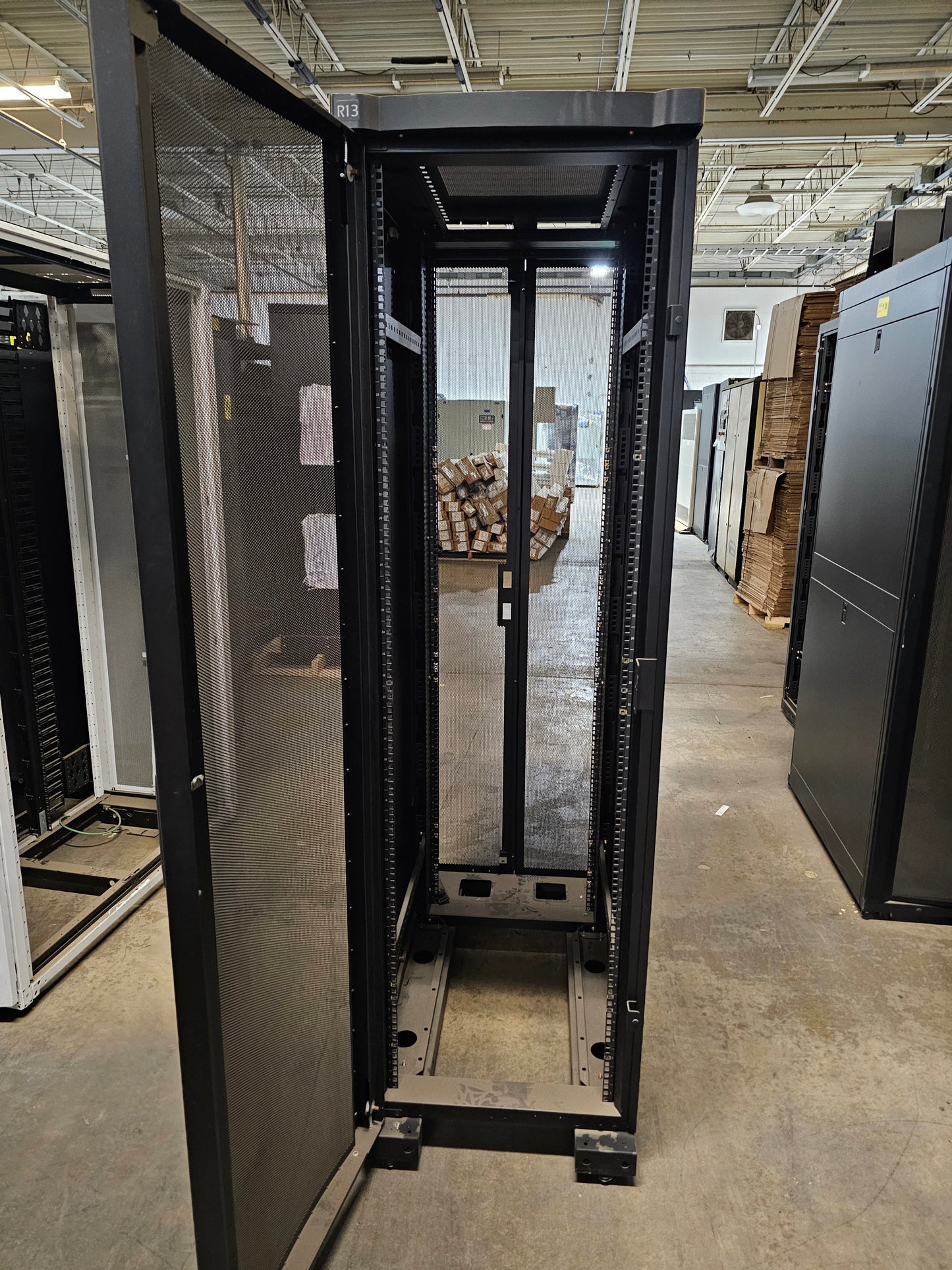APC AR2100BLK Fully Enclosed Server Rack(S6LLST3503)
