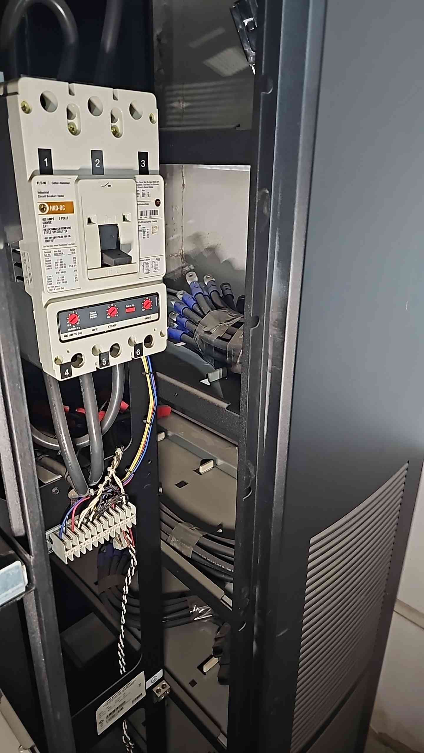 9395 Eaton UPS Battery Cabinet Model 225 (112516).