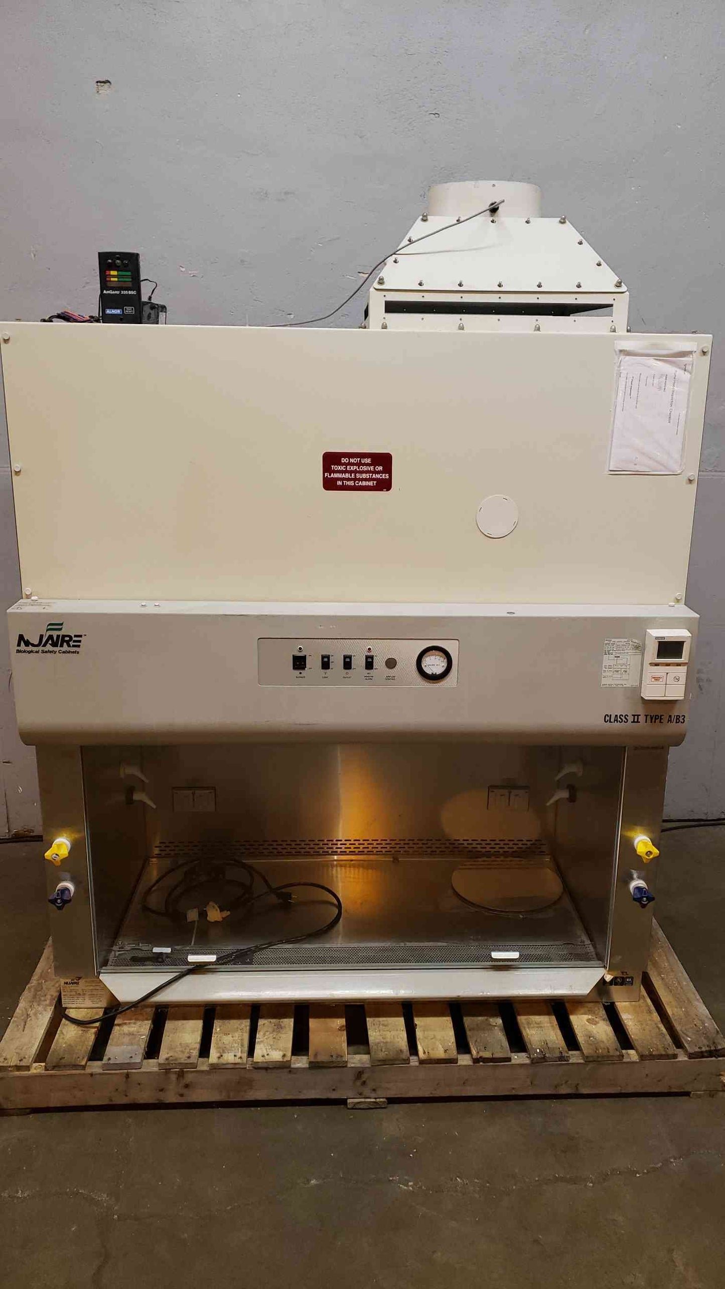 NUAIRE 4'6" Class II Type A/B3 BSC Biosafety Cabinet Fume Hood with Flow Meter & Stand (SKU: 4600AA)(4600AA)