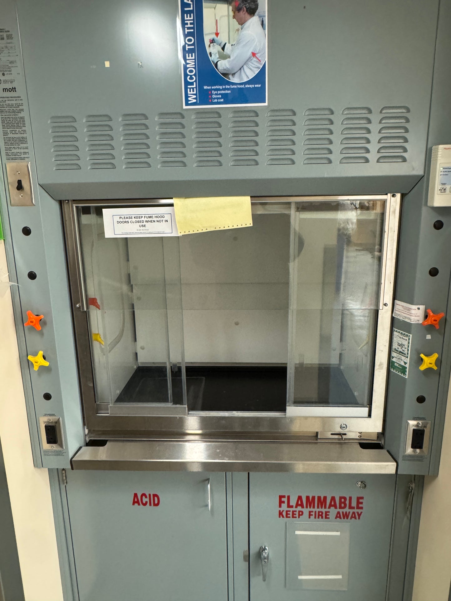 Mott 4' 120V 1PH Fume Hood 7226050 W/Base Laboratory Chemical Use (SKU: 112369)