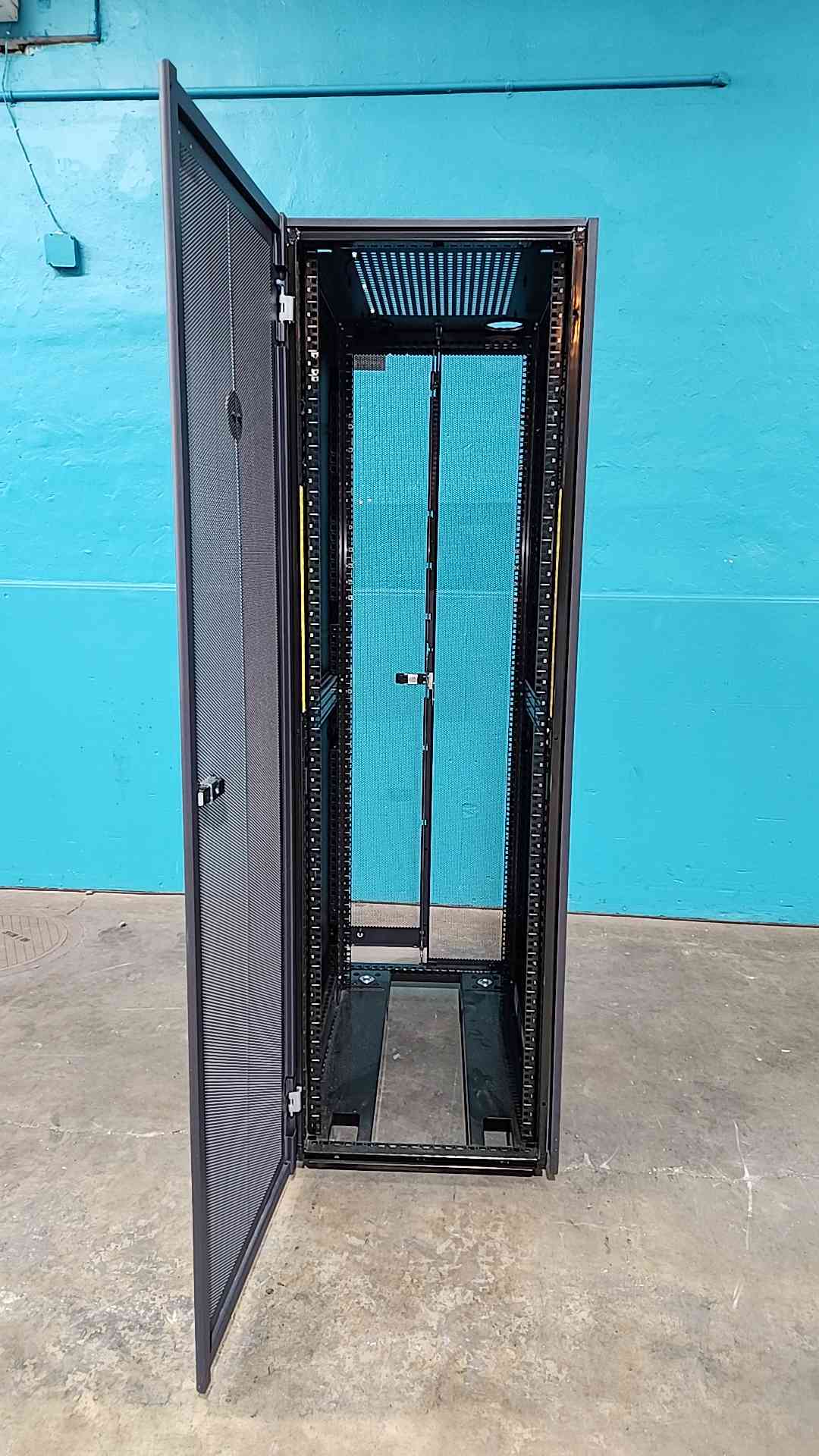 Dell PowerEdge 4210 42U Server Rack Cabinet Enclosure 0GJ575 PS38S Rolling