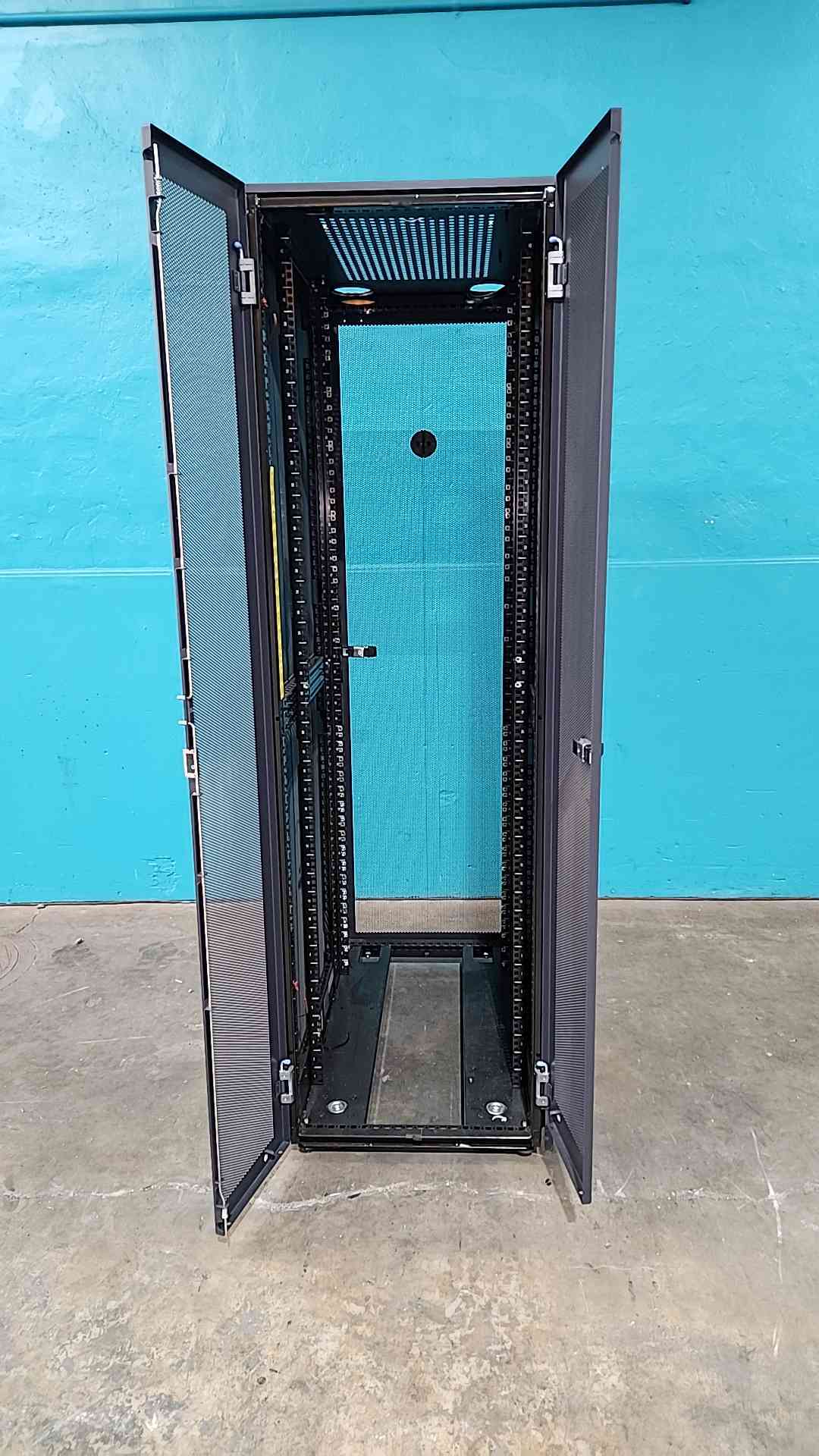 Dell PowerEdge 4210 42U Server Rack Enclosure Cabinet PS38S 0GJ575 Doors Sides