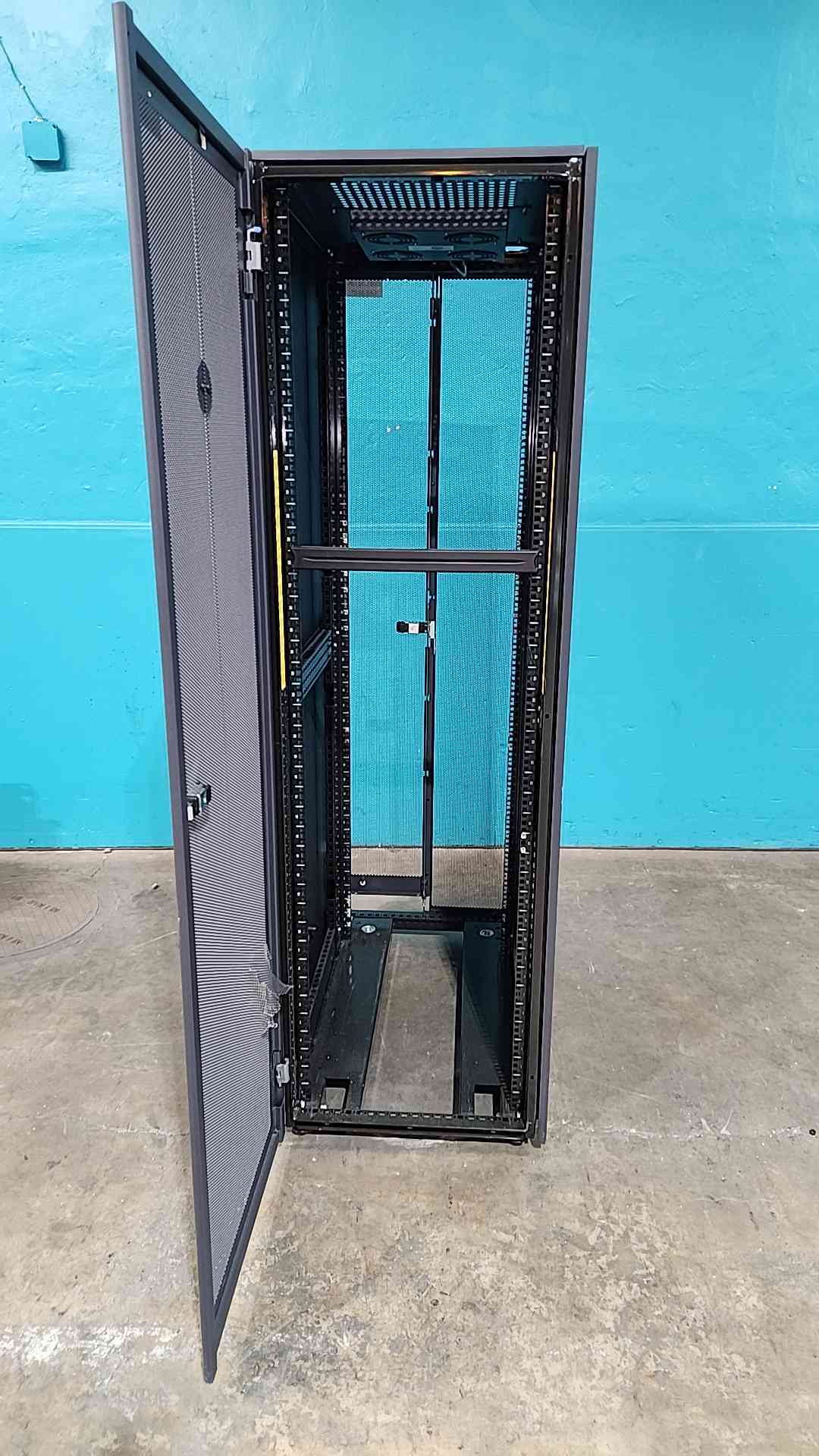 Dell PowerEdge 4210 42U Server Rack Cabinet Enclosure 0R3230 Rittal 19in Wheels
