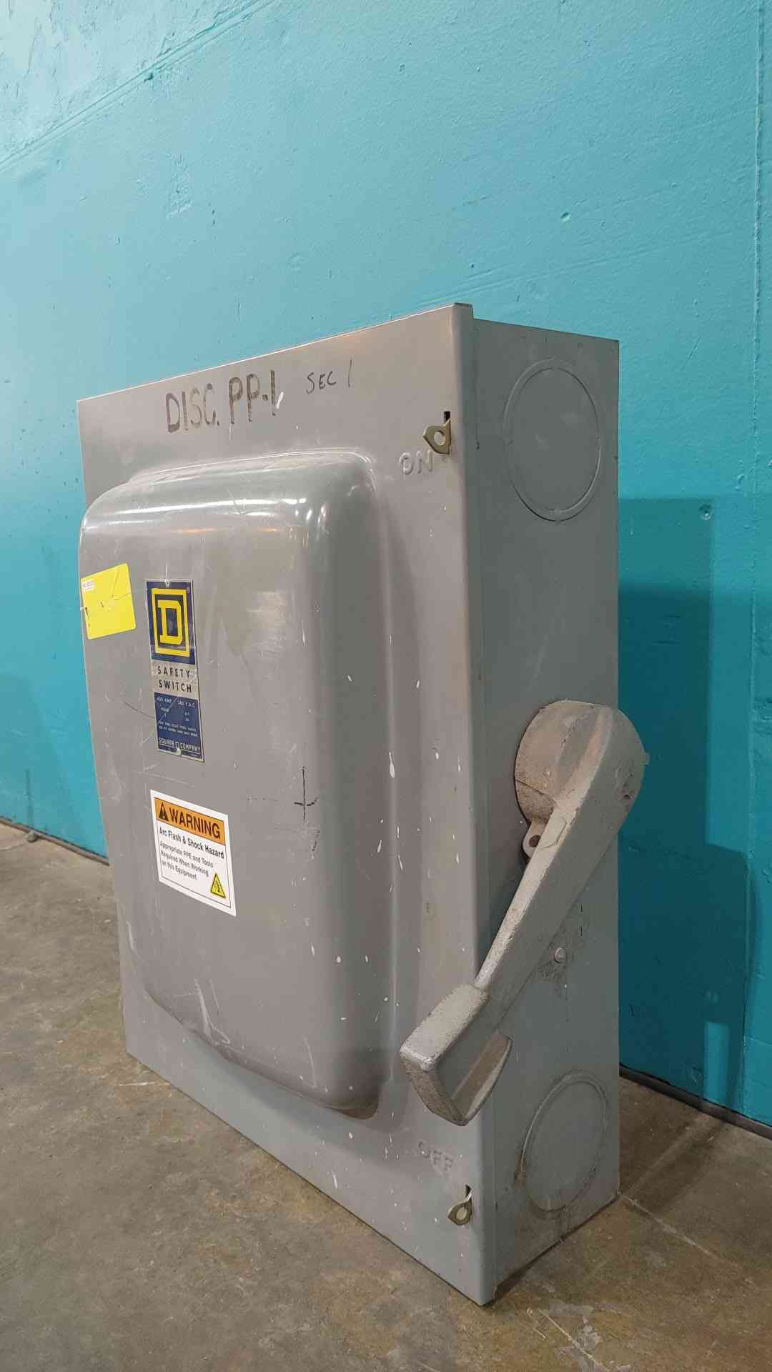 Square D D325N Series A2 400A 240V 3-Pole Fusible Safety Switch Disconnect