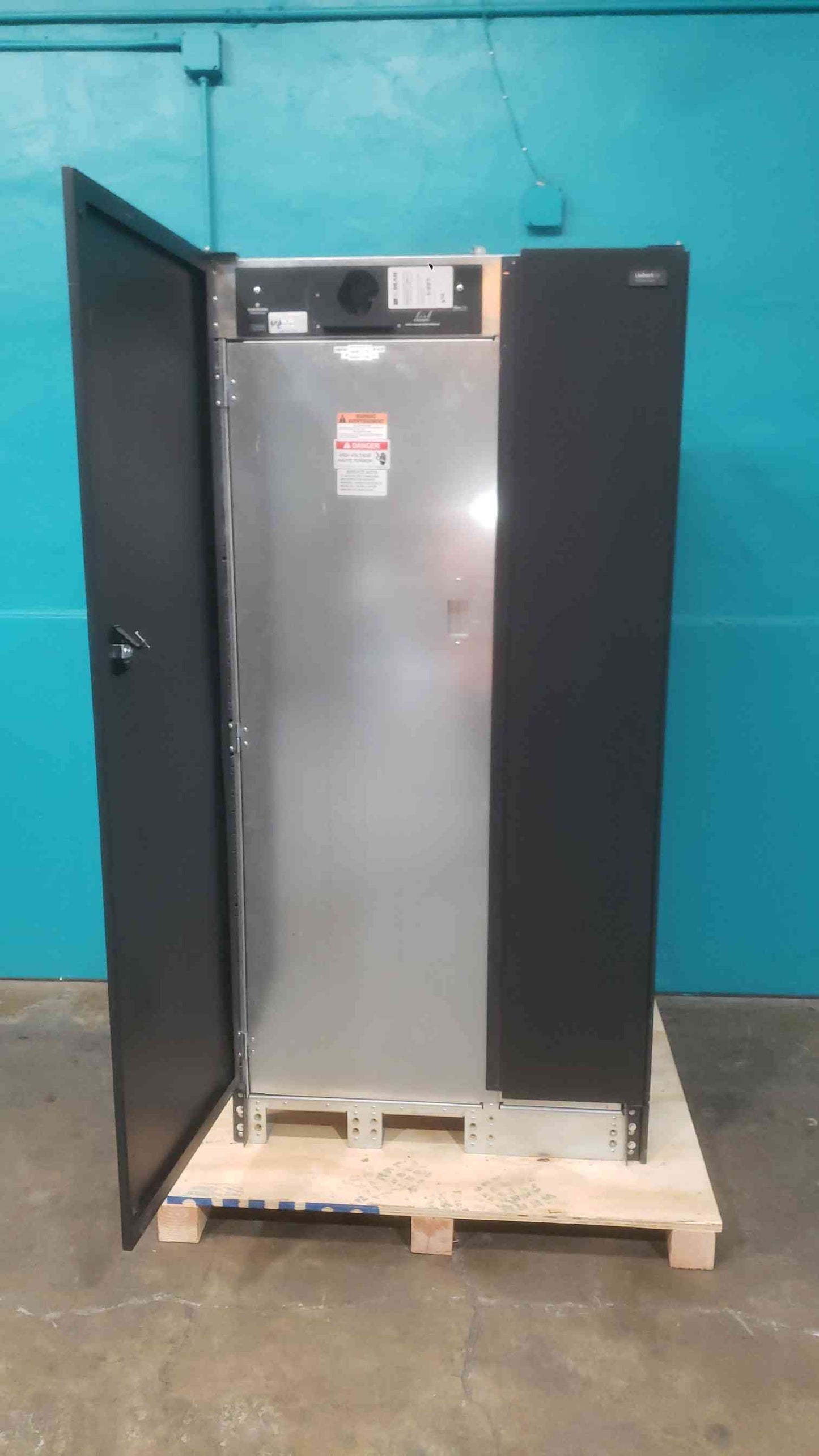 Liebert NX 400kVA 400kW 3ph UPS and Battery Cab 480V 38SA400AAAVA685