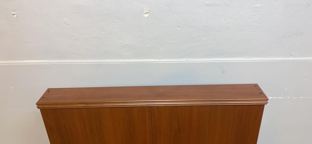 Cabinet Enclosed Ornate White Board in Wood Housing(S6LLST5127)