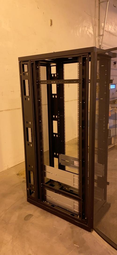 APC AR2101BLK AR2100 NetShelter Cabinet Server Rack