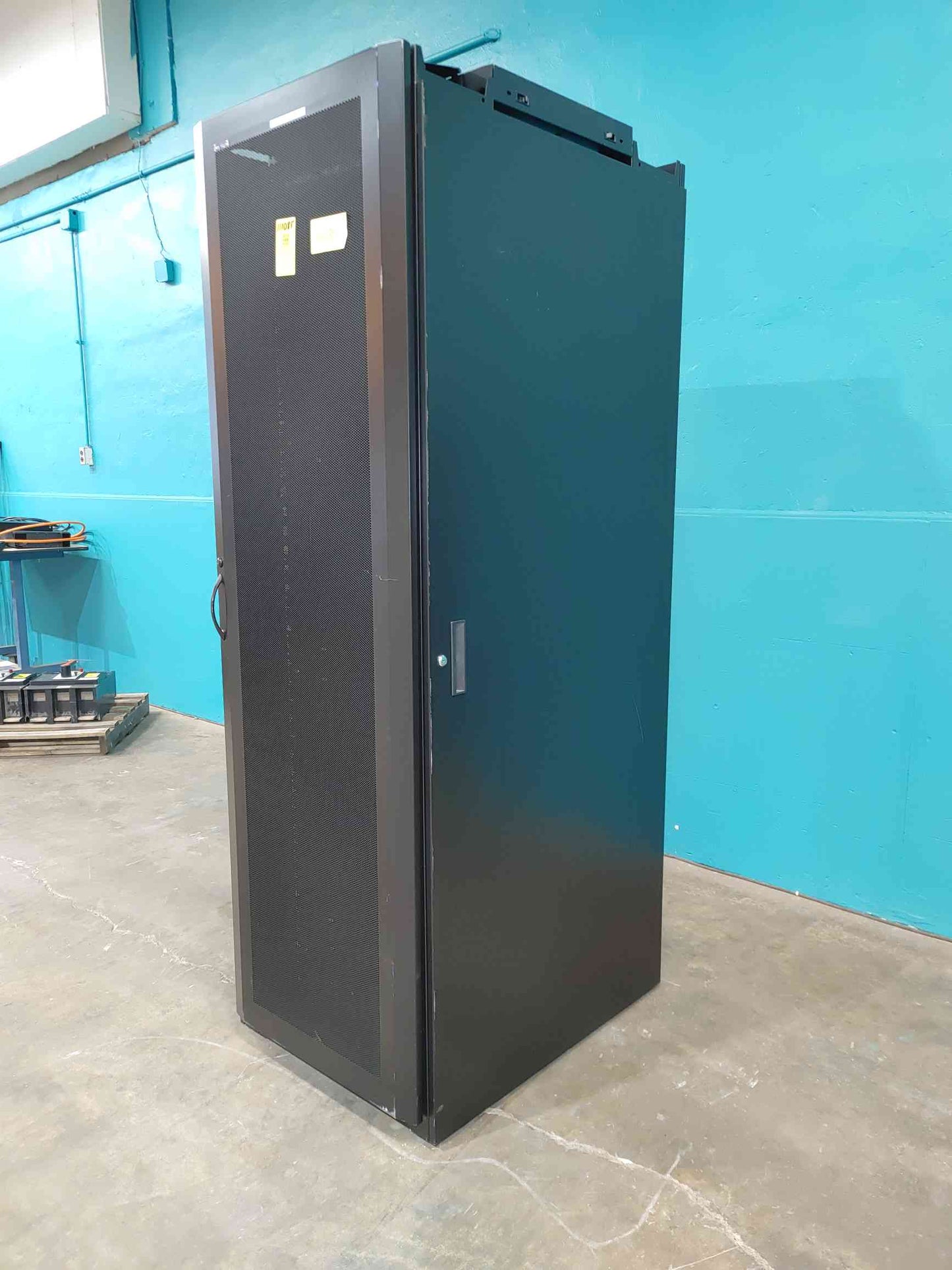 42U SMC Fully Enclosed Server Rack Black Rooftop Fan (SKU: 111085)