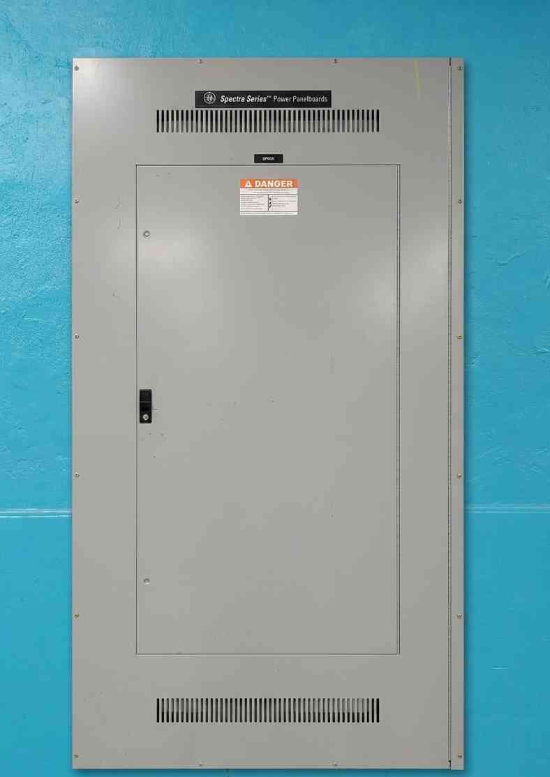 GE Spectra 800A 480V Panelboard w/ 800 Amp Main & (2) 400A 3P Breakers