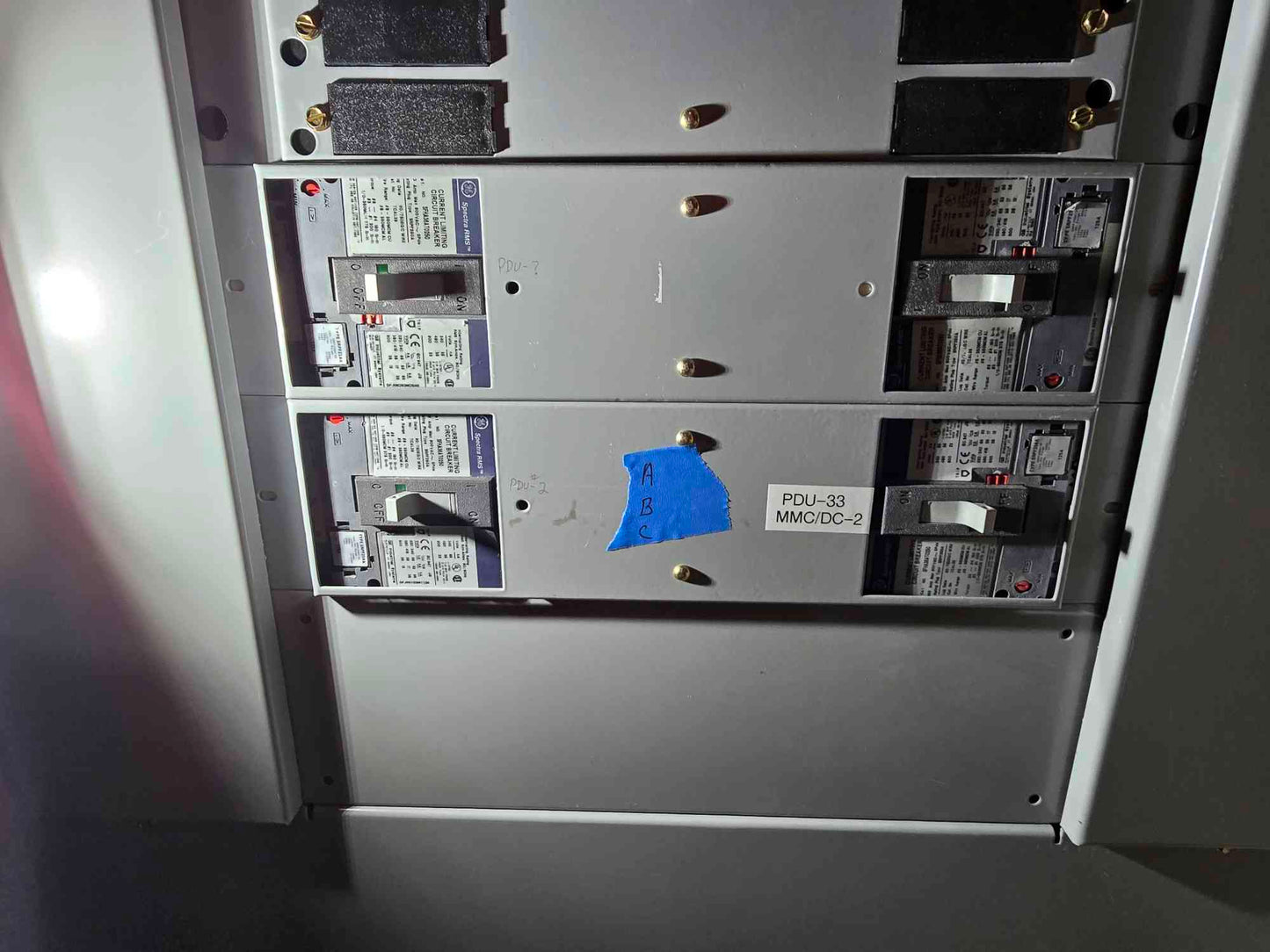 400A GE Spectra Series Power Panelboard 480Y/277 3PH 4 Installed Breakers
