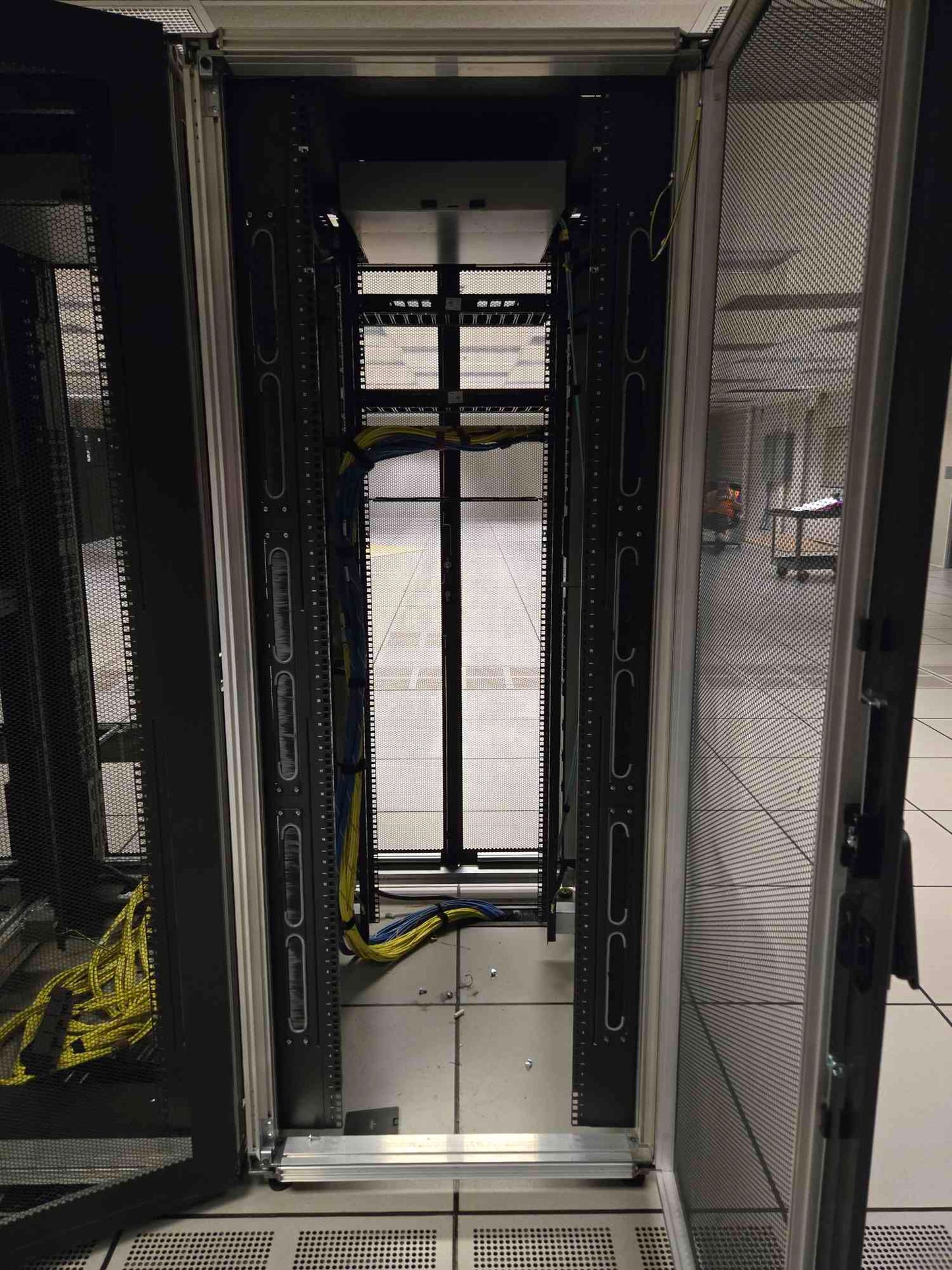 Emerson 42U Network Power Server Rack Data Cabinet 31" Deep