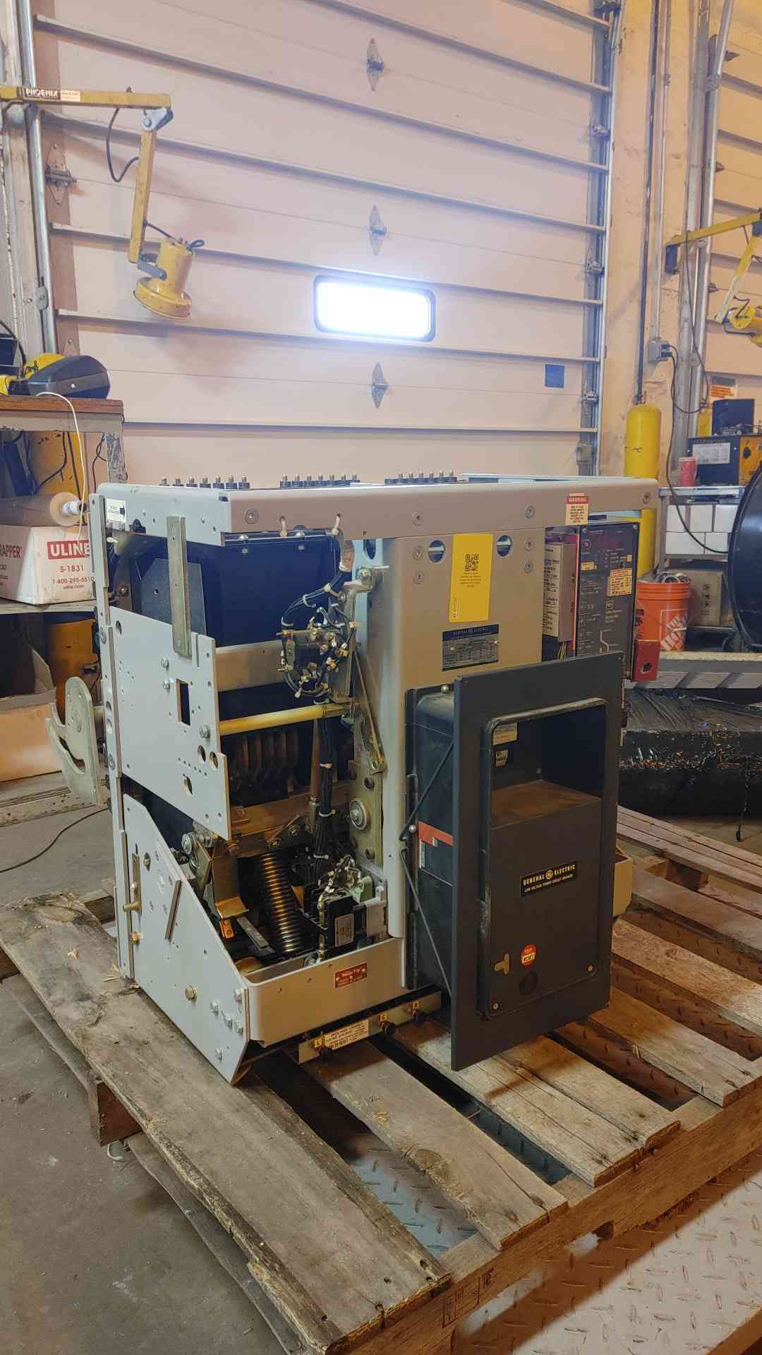 GE AKD 4000A Low Voltage Power Circuit Breaker AKK-8D-100-1 (SKU: 108188)