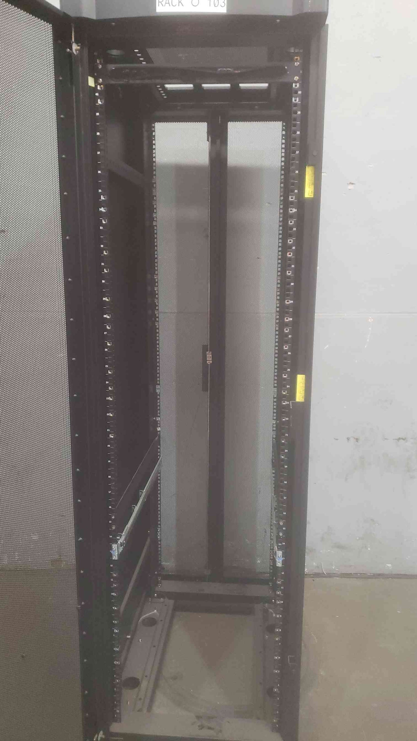 APC AR2801BLK Fully Enclosed Server Rack(S6LLST3142)