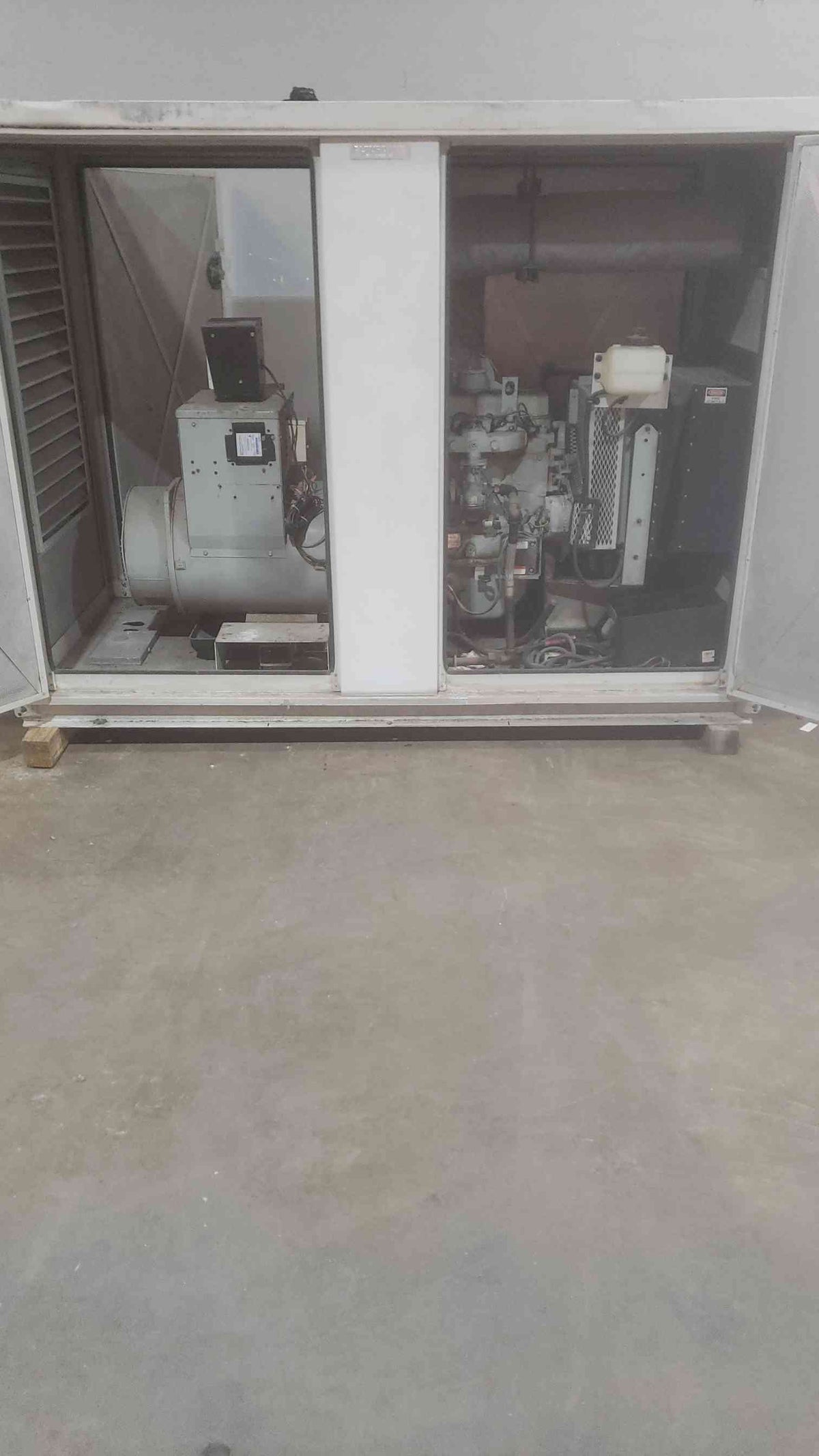 25KW EPS LP & Nat Gas Generator NL30FGH4 858Hrs TESTED