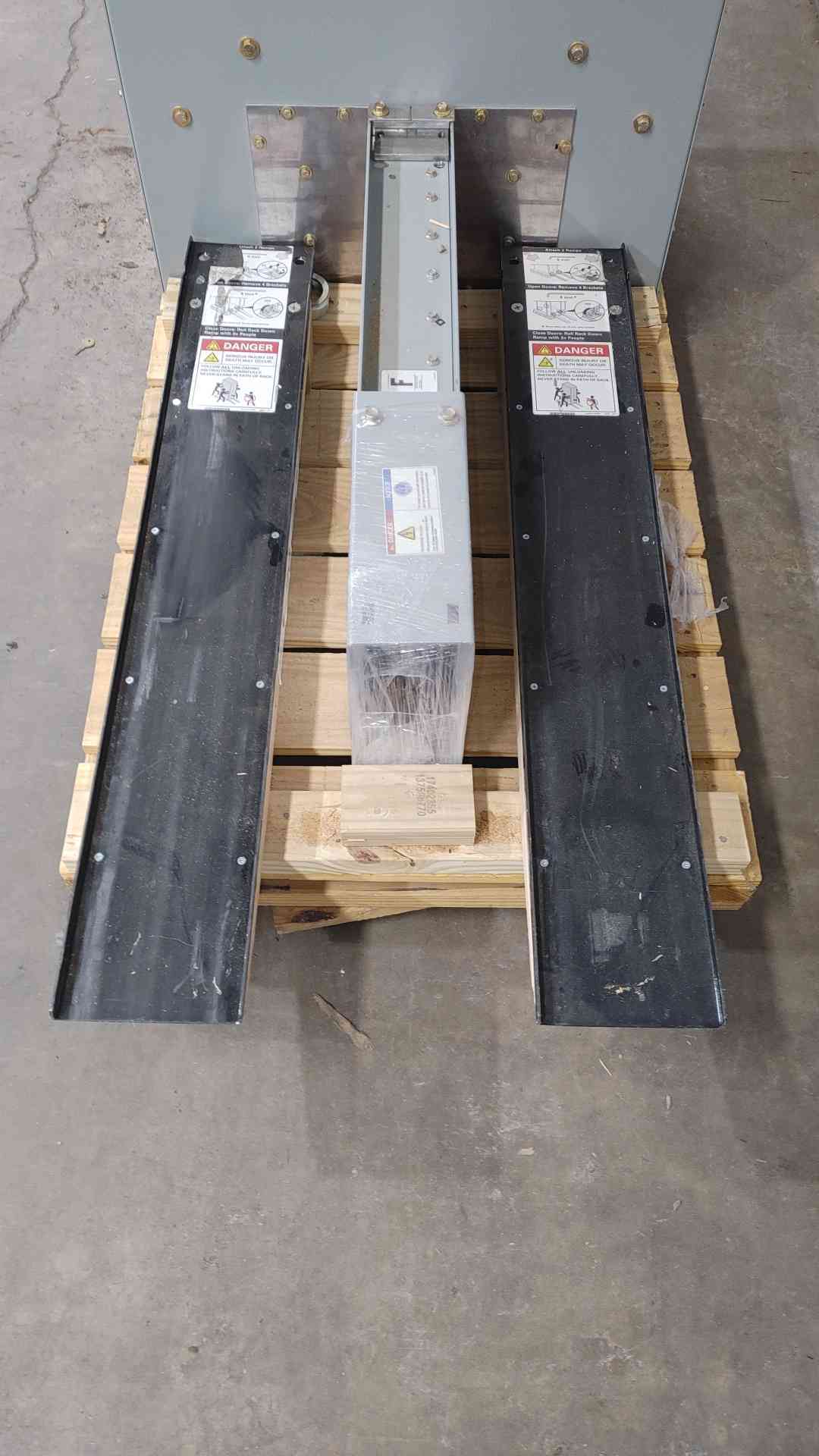 NEW EATON Pow-R-Way III 2000A 600V 3PH 3W LSN0031000 (SKI: 111237)