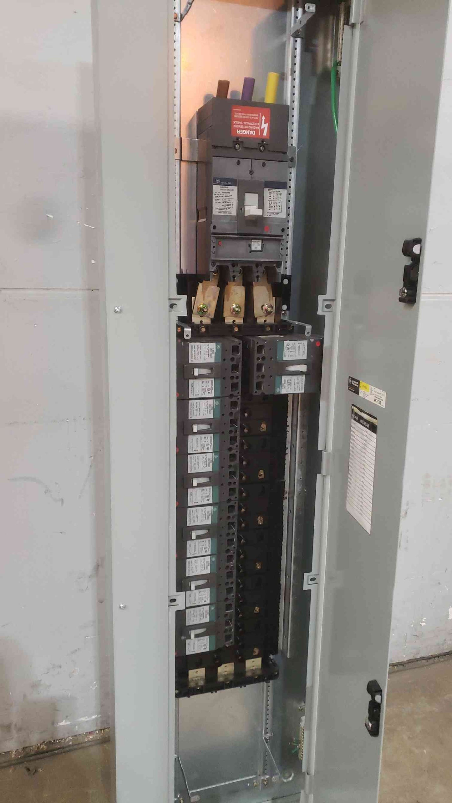 GE A-Series Panelboard 400A 480V Main & 7 Distribution - no inner panel