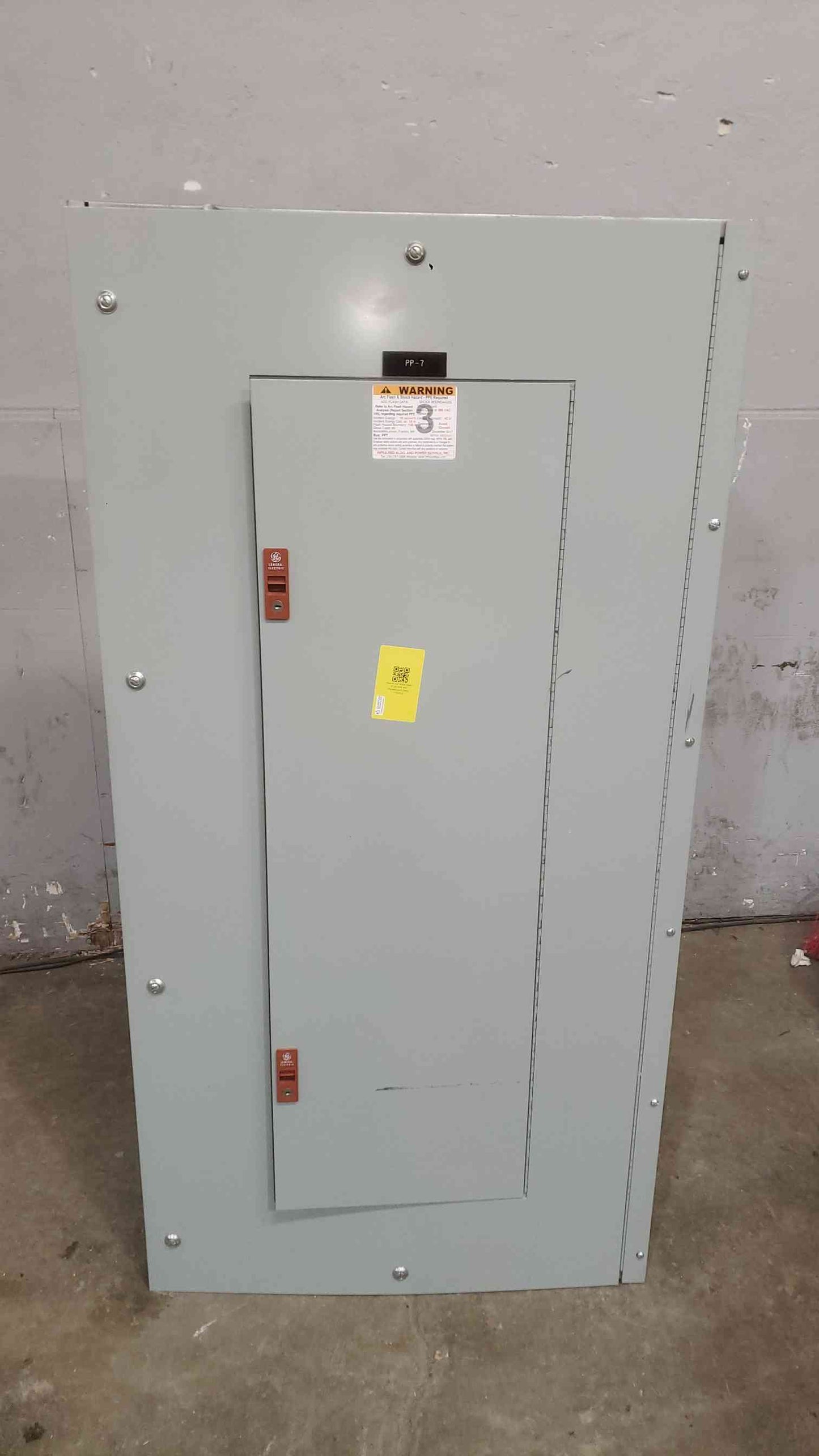 GE 600A 208Y/120 3PH 4W Panelboard w/ 3 Breakers (SKU: 112262)