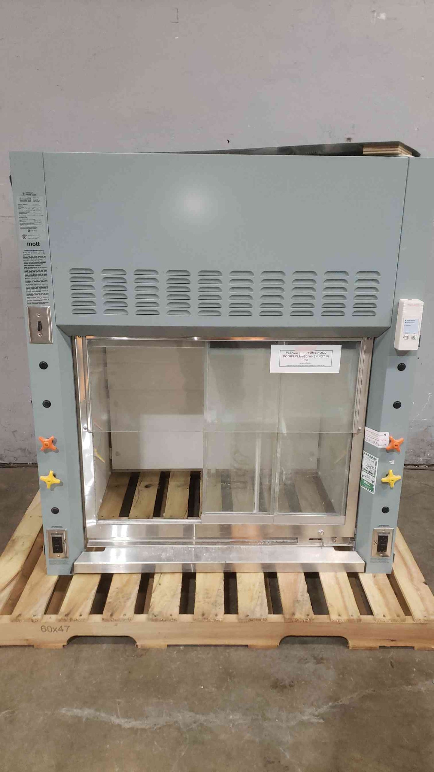 Mott 4' 120V 1PH Fume Hood 7226050 W/Base Laboratory Chemical Use (SKU: 112369)