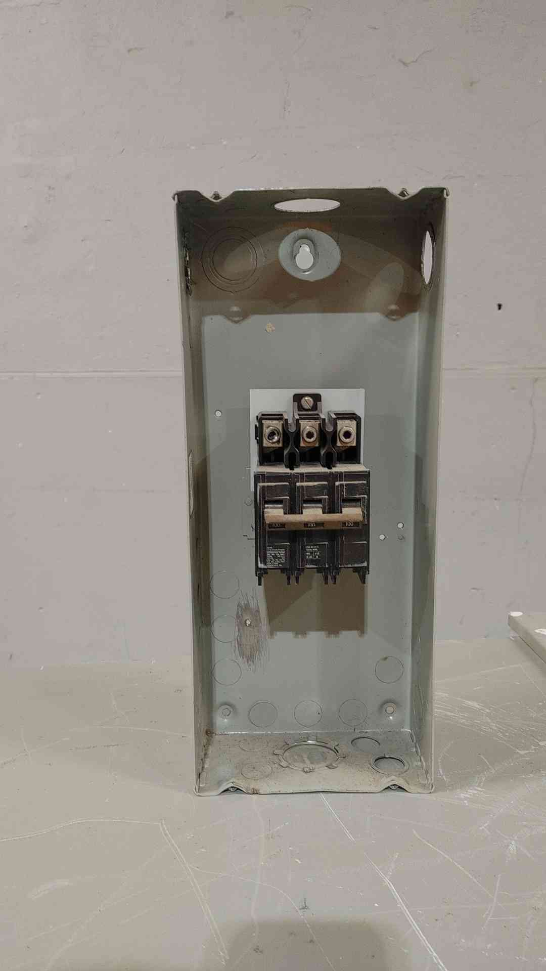I-T-E 100A 240V 3Pole Enclosed Circuit Breaker(SKU: 112553)