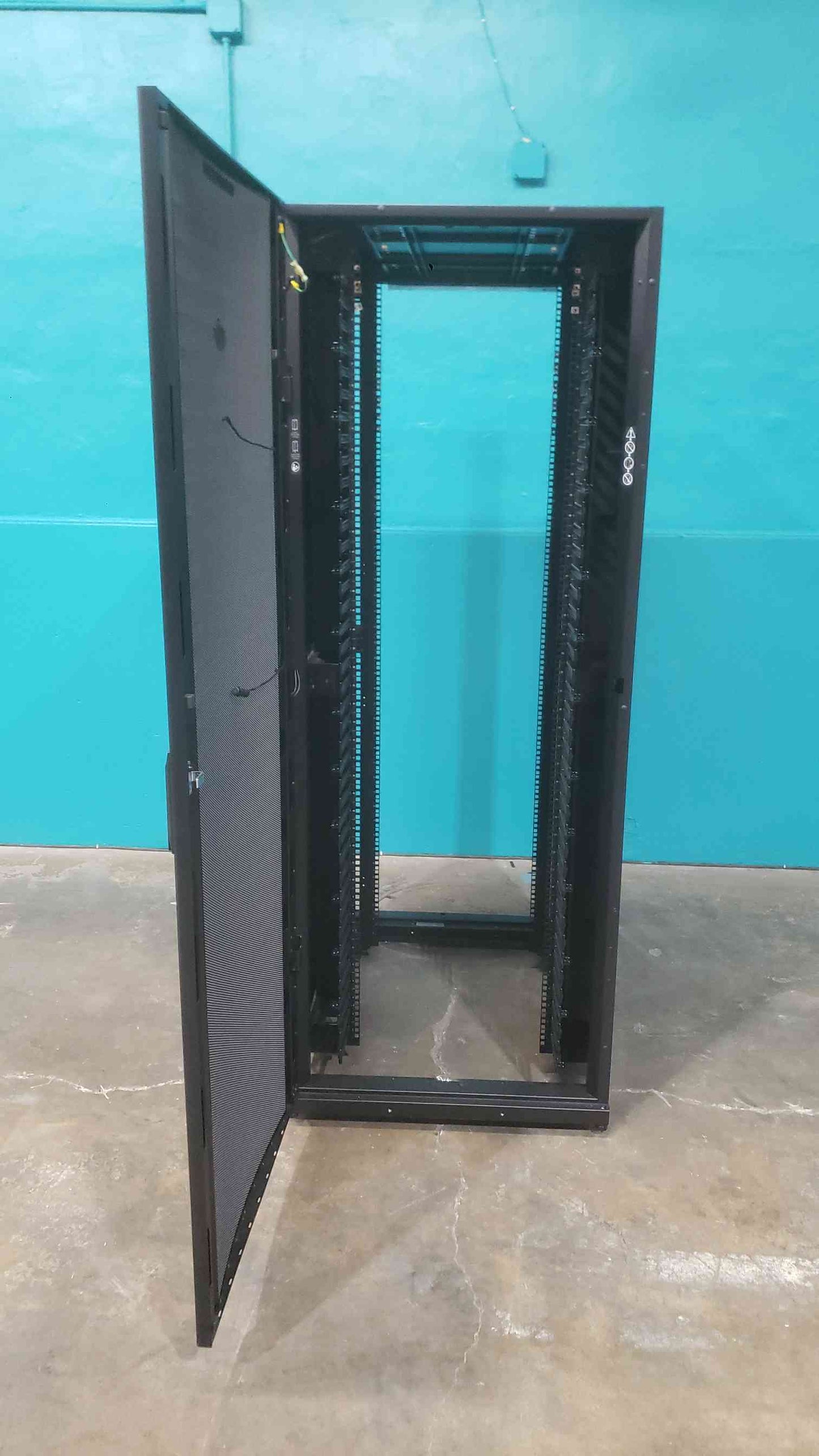 APC NetShelter SX 42U Server Rack Enclosure AR3100 - Black - IT Data Cabinet (SKU: 112985)