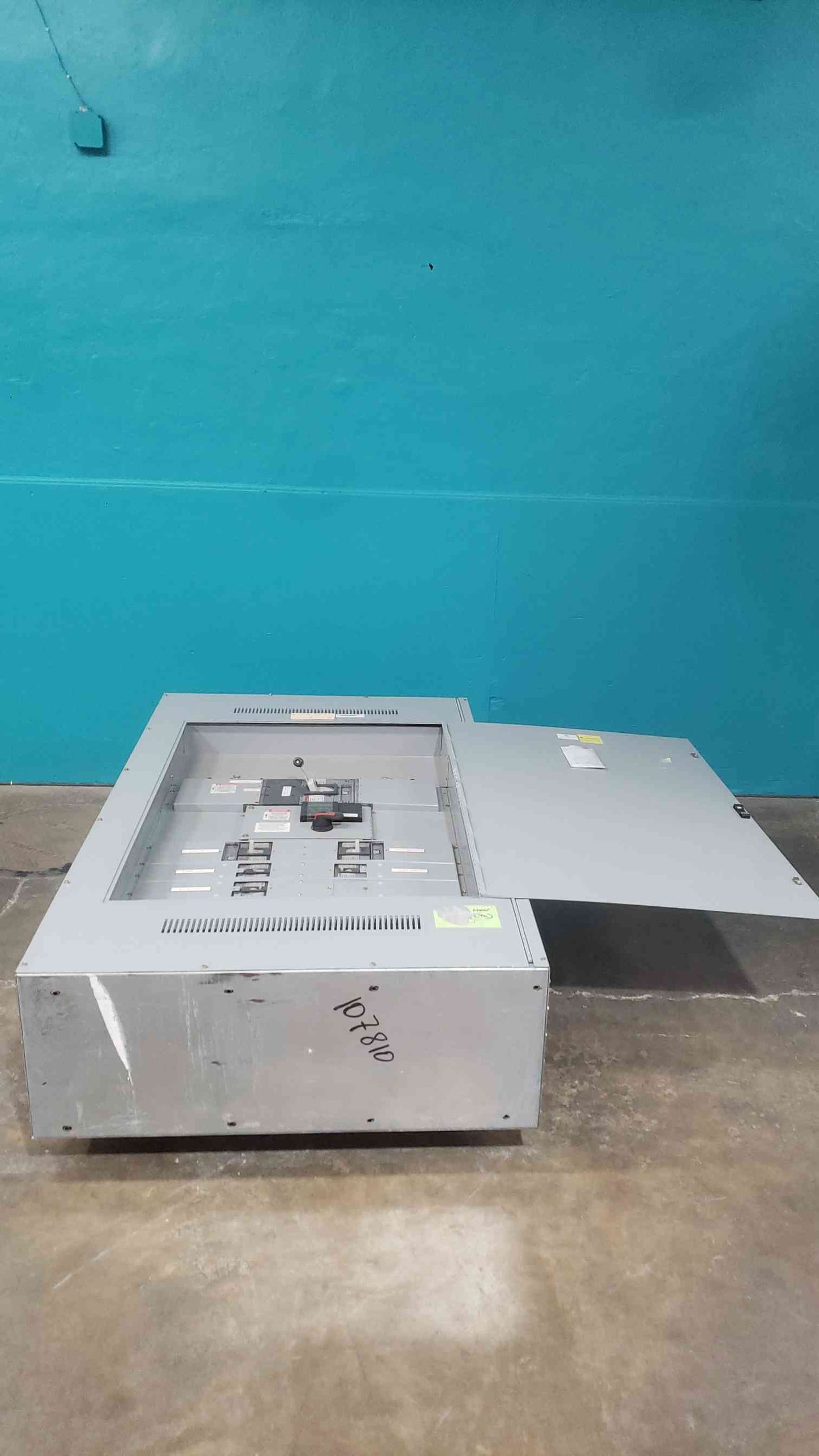 GE Spectra Series 800A 480V 3PH 3W 5 Breaker + Main Panelboard Interior Copper Bus (SKU: 113115)