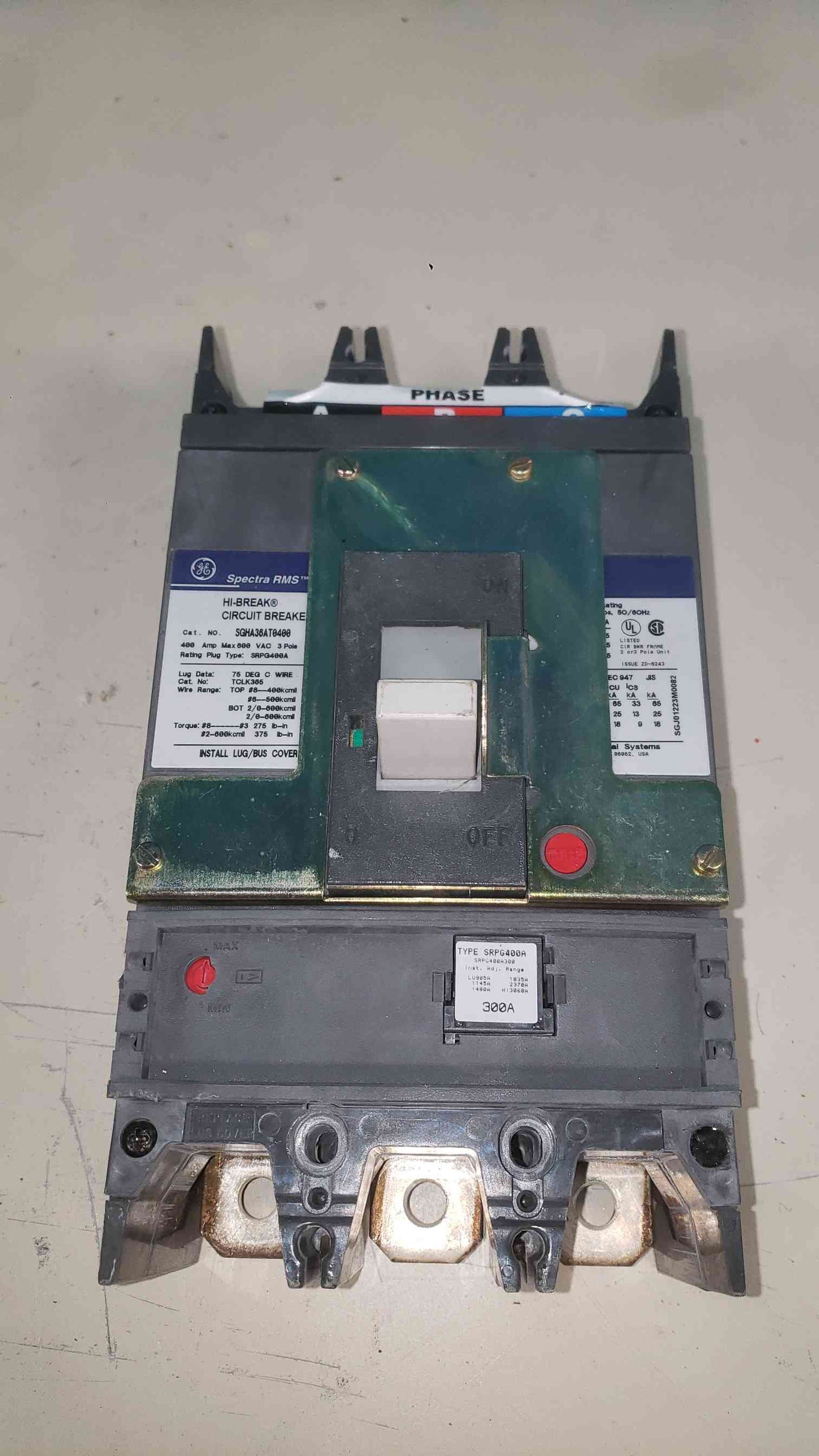 GE Spectra RMS SGHA36AT0400 400A Frame Circuit Breaker 600V w/ SRPG400A 300A Plug (SKU: 113324)