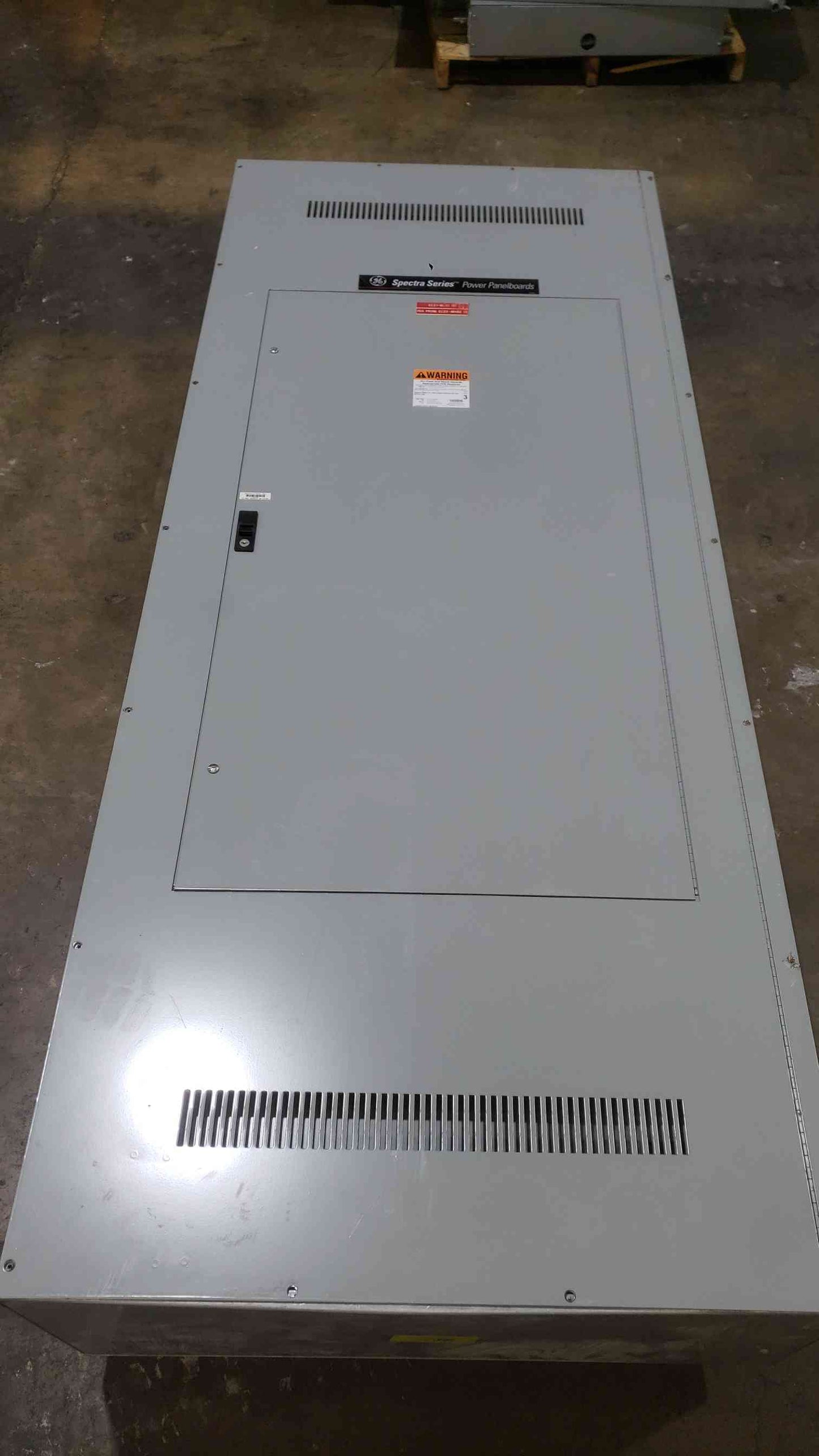 GE Spectra Panelboard APN 600A 208Y/120V 3PH 6x 20A 2x 100A Breakers