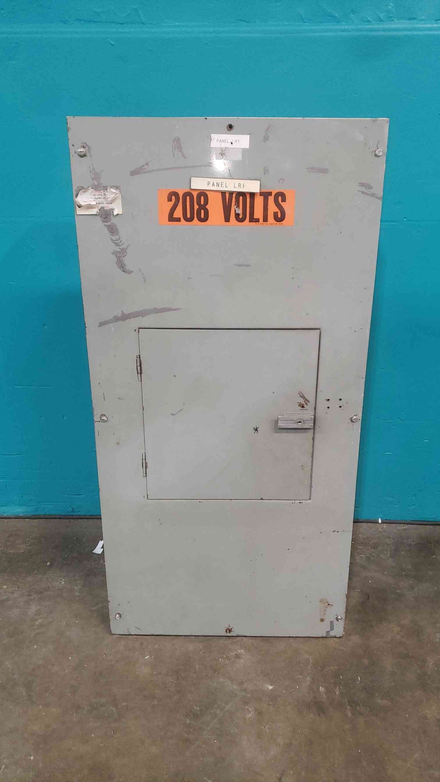 Peterson 100A 120/208V 3 Phase 12-Circuit Panelboard Siemens 15A 20A Breakers