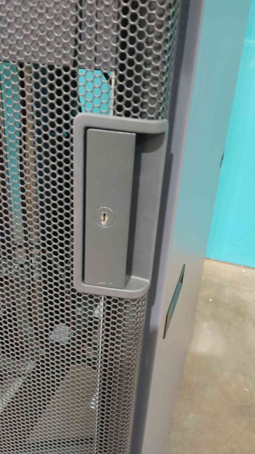 NetApp NetShelter NAC-0501 42U Server Rack Cabinet Enclosure 19" Data Center