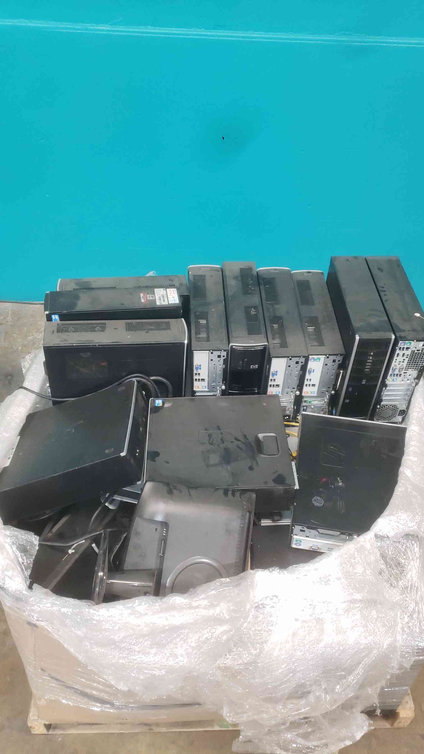 Mixed Lot Of 7 Computer Monitors/ 10 Computers (SKU: 113926)