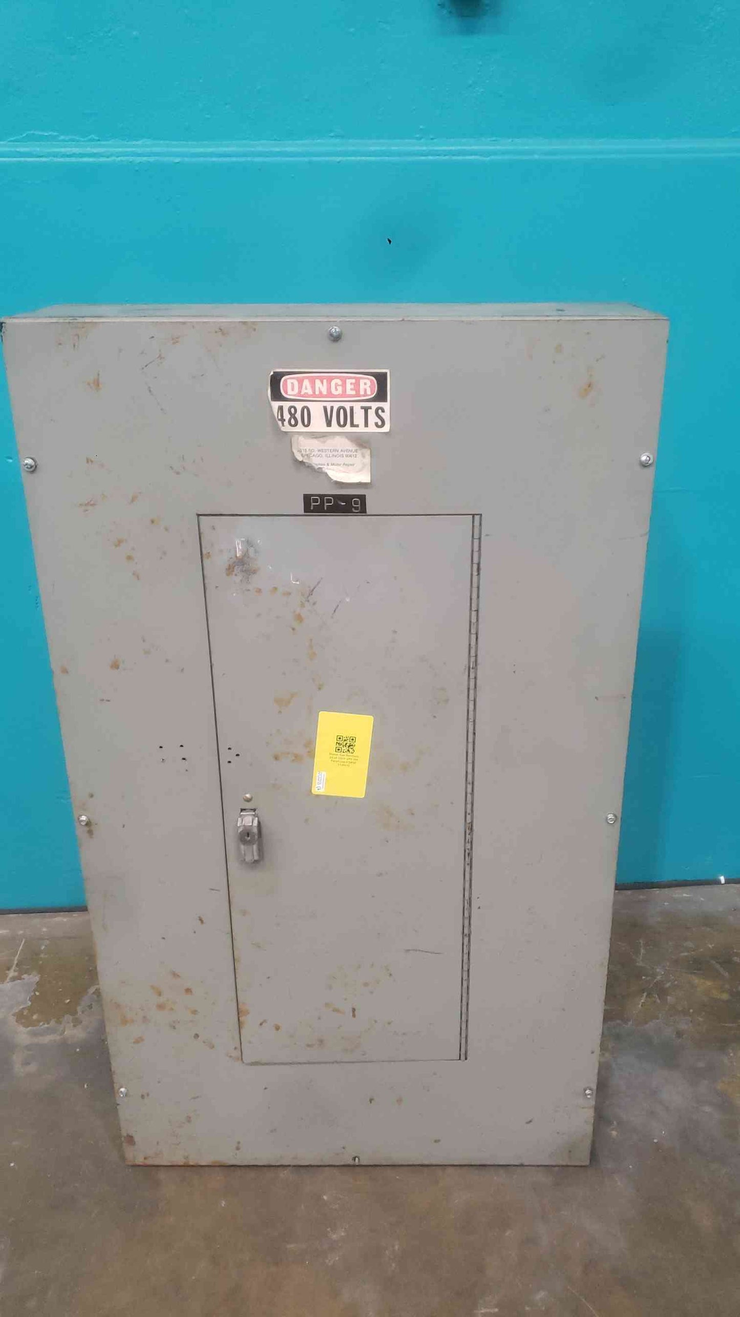 I-T-E 225A 480V 3 Phase Industrial Panelboard W/ 12x I-T-E 30A 3P Breakers