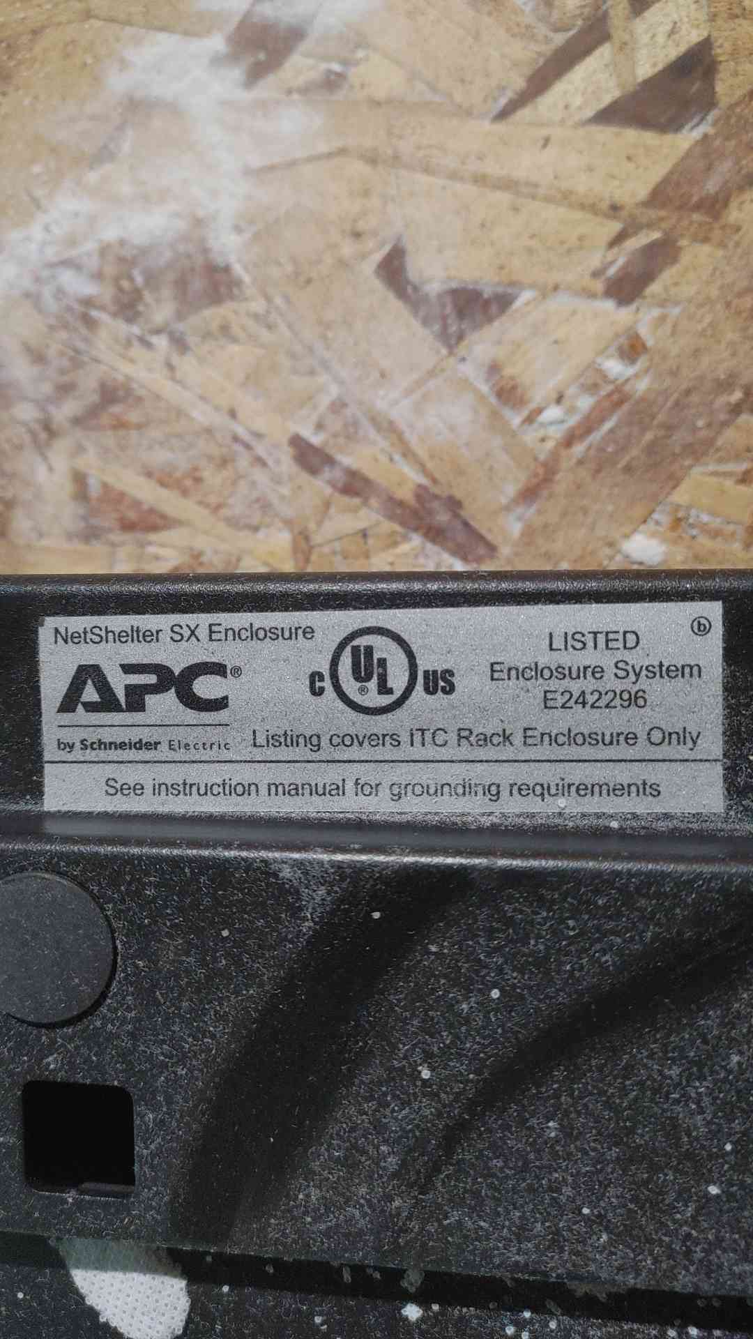 APC NetShelter SX 42U Server Rack Enclosure Cabinet E242296 Locking Doors