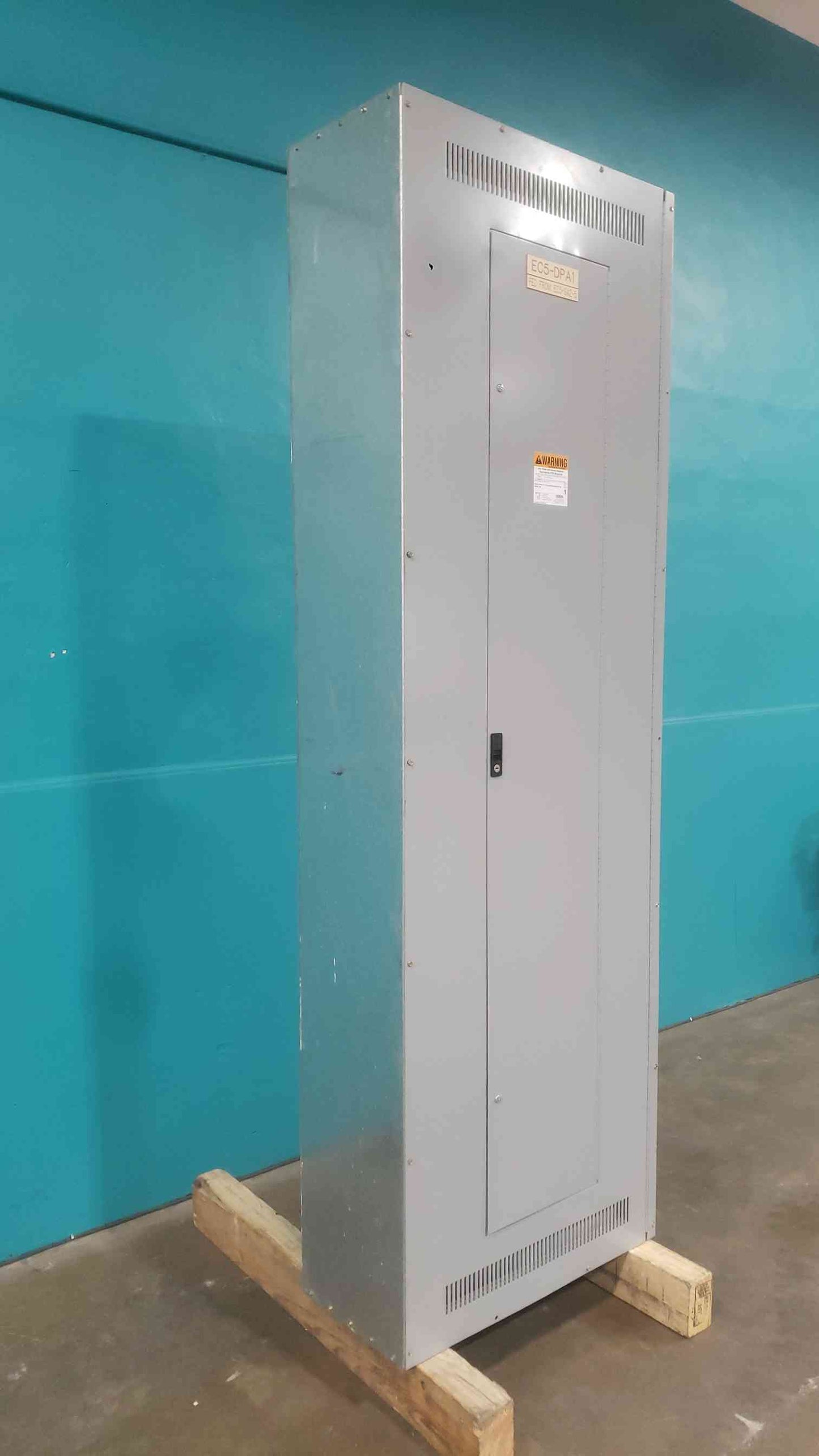 GE Spectra Series 600A 480V Panelboard w/ 20x SEPA36AT0030 30A 3-Pole Breakers